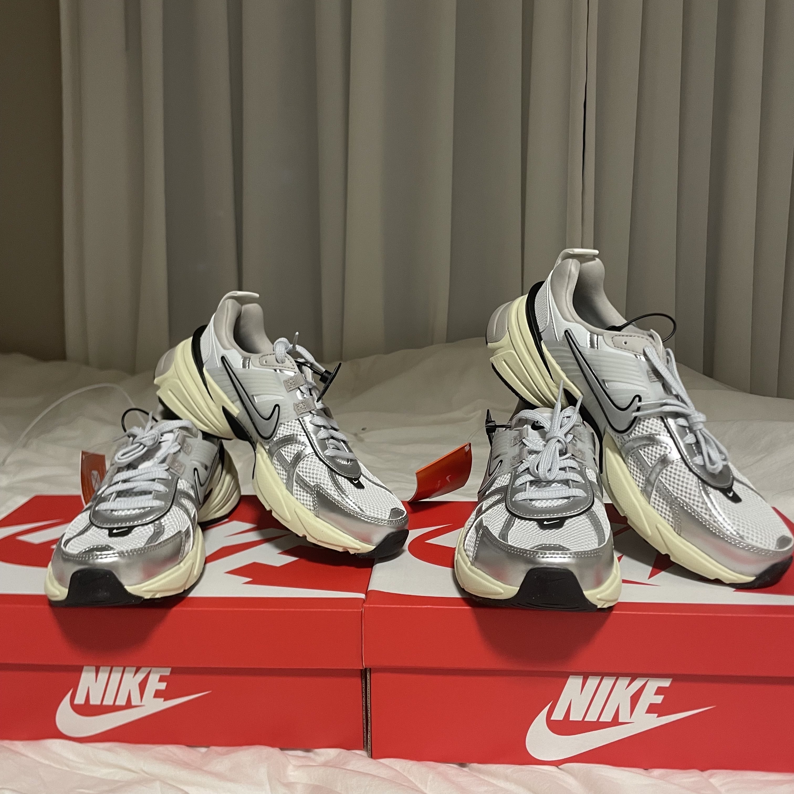 Nike V2K Run Summit White Metallic Silver 착용 스타일