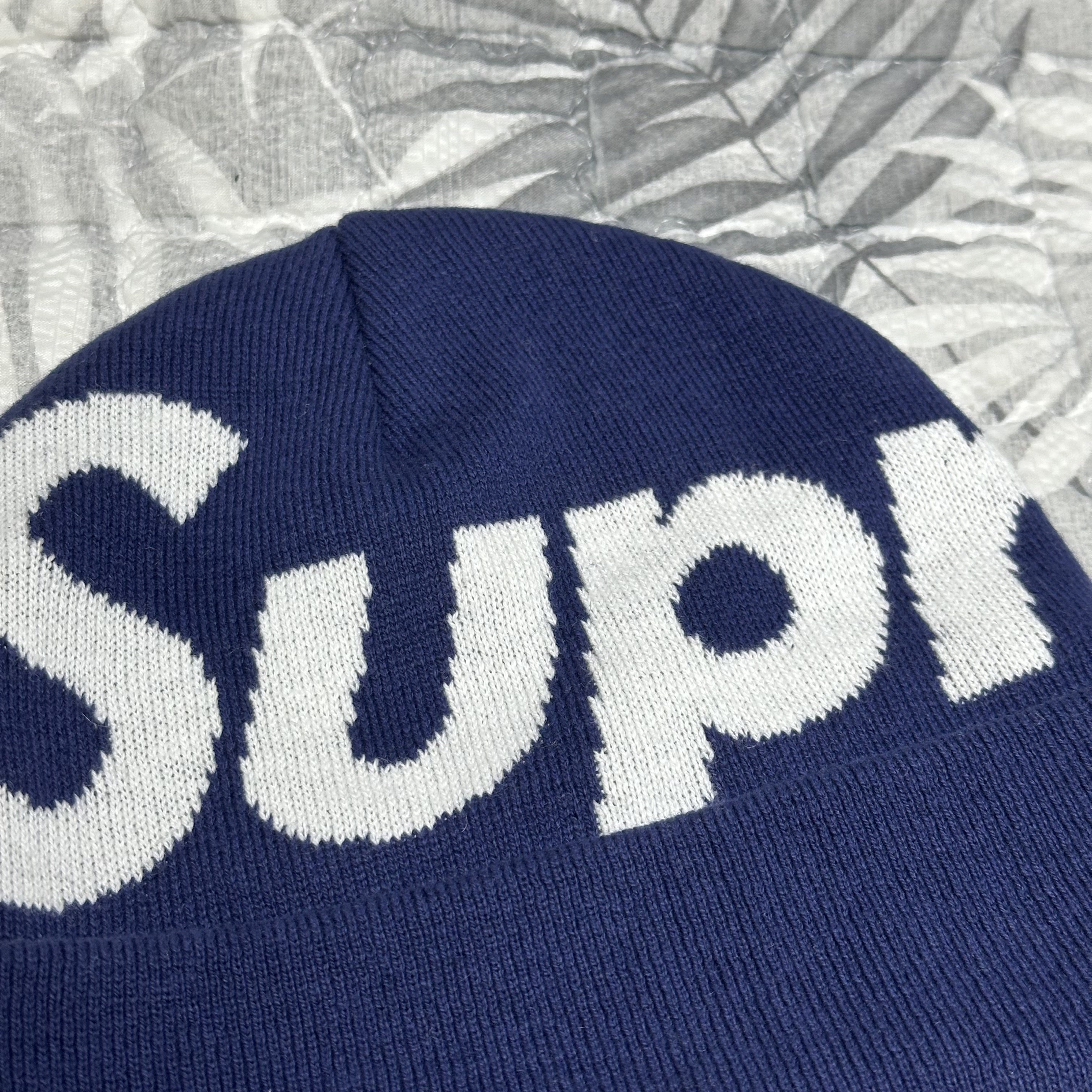 Supreme Big Logo Beanie Navy 착용 스타일
