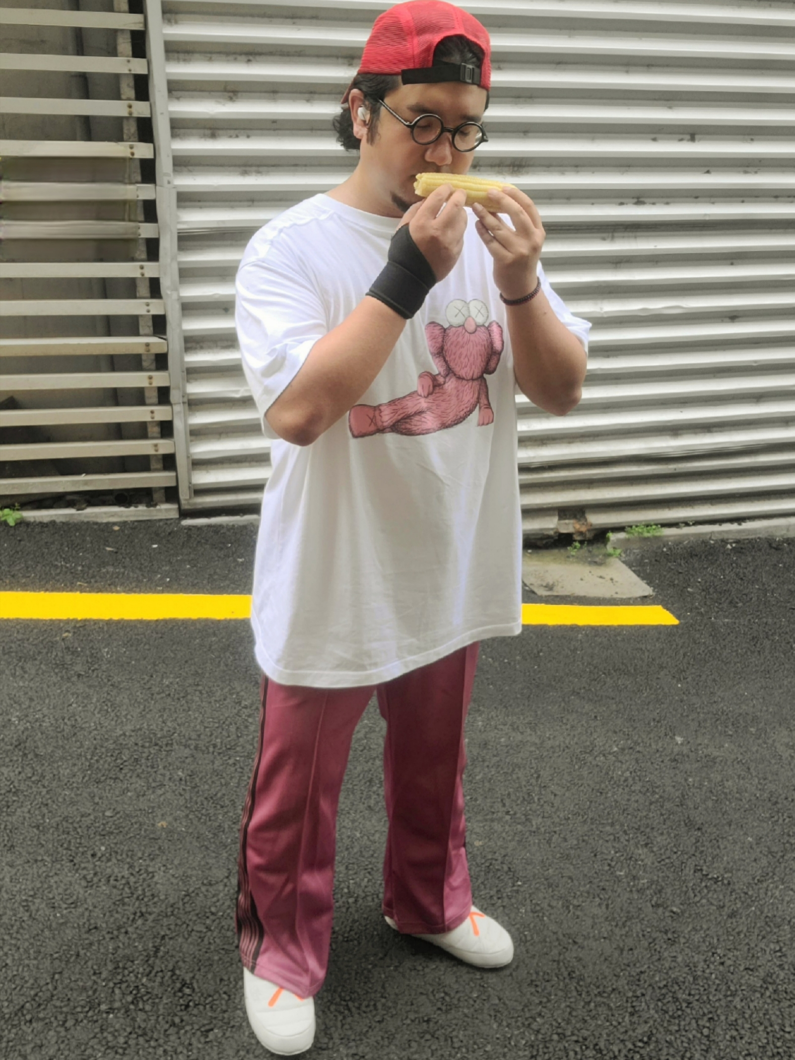 Uniqlo UT x Kaws Short Sleeve Graphic T-Shirt White, Needles Straight Track Pants Poly Smooth Smoke Pink 착용 스타일 - 1