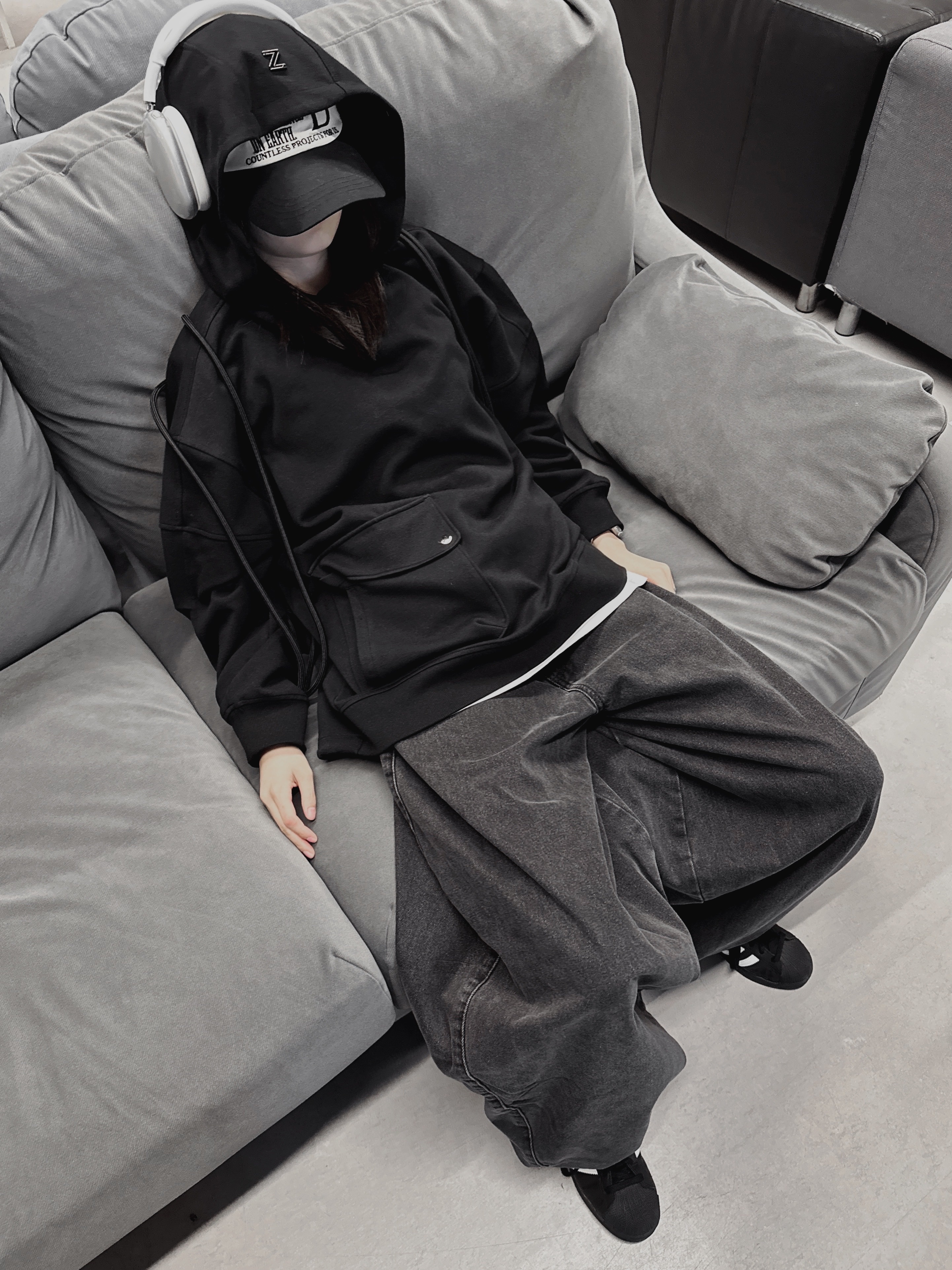 Adidas Superstar Core Black White, Apple AirPods Max Lightning Silver (Korean Ver.) 착용 스타일