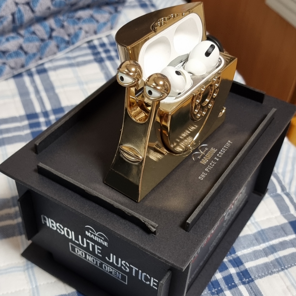 Casetify x One Piece Golden Transponder Snail 3D AirPods Pro 1st/2nd Gen Case Gold 착용 스타일 - 2