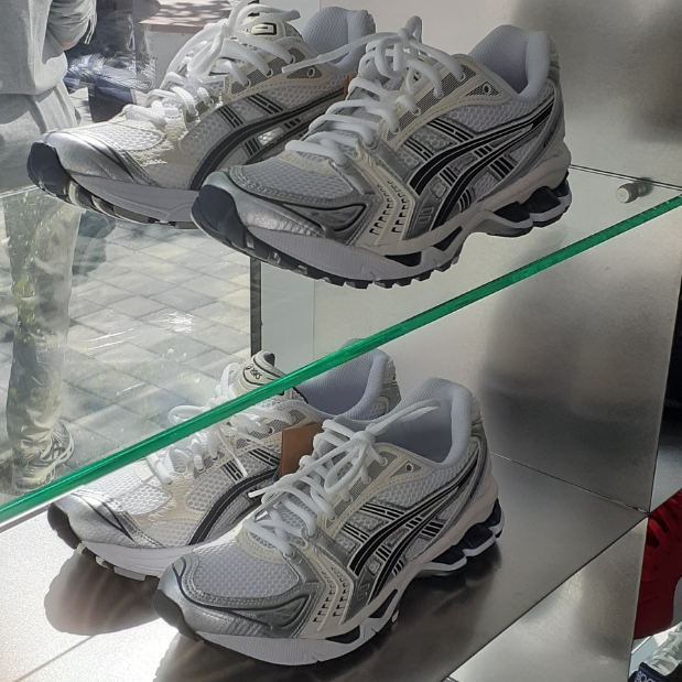 (W) Asics Gel-Kayano 14 White Midnight 착용 스타일