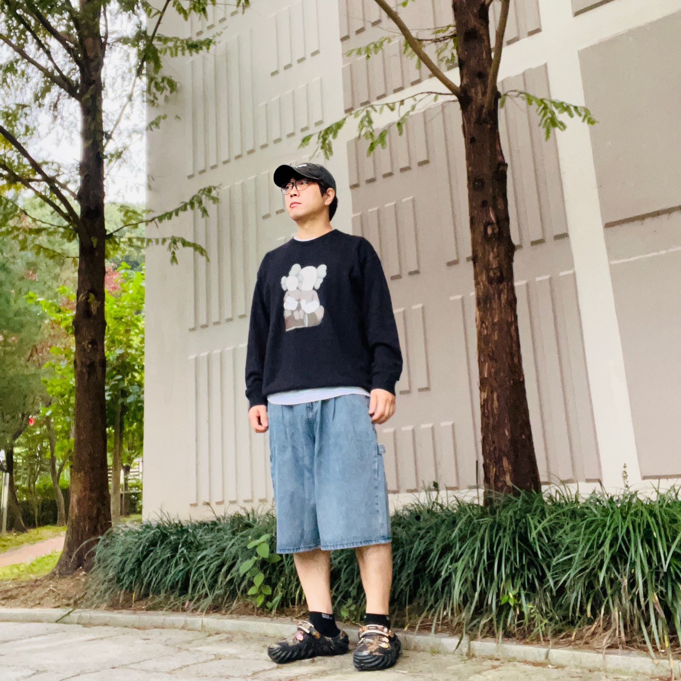 Uniqlo UT x Kaws Long Sleeve Sweatshirt Black, Crocs Echo Clog Real Tree Black 착용 스타일 - 2