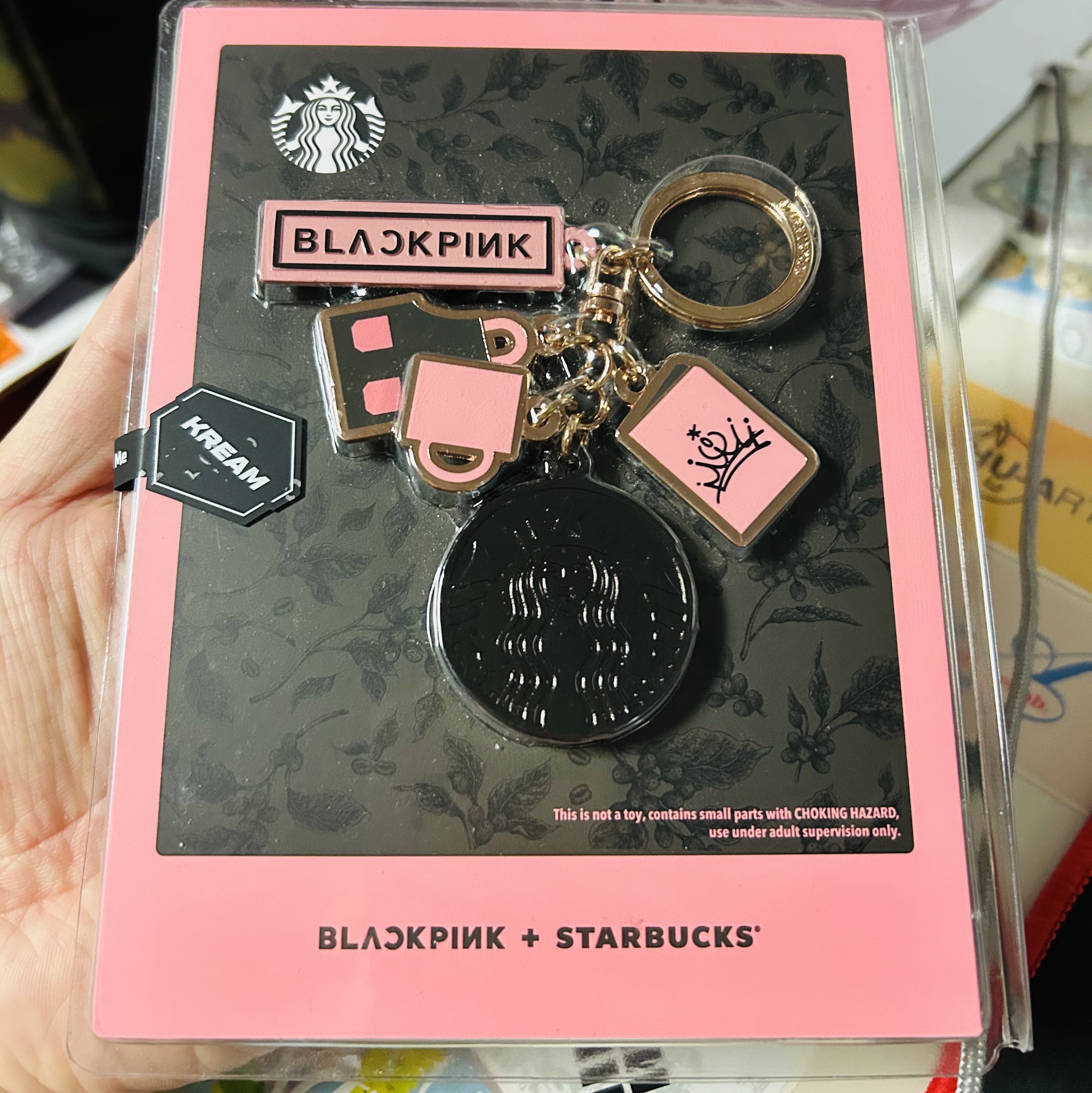 Starbucks x Blackpink Keychain 착용 스타일
