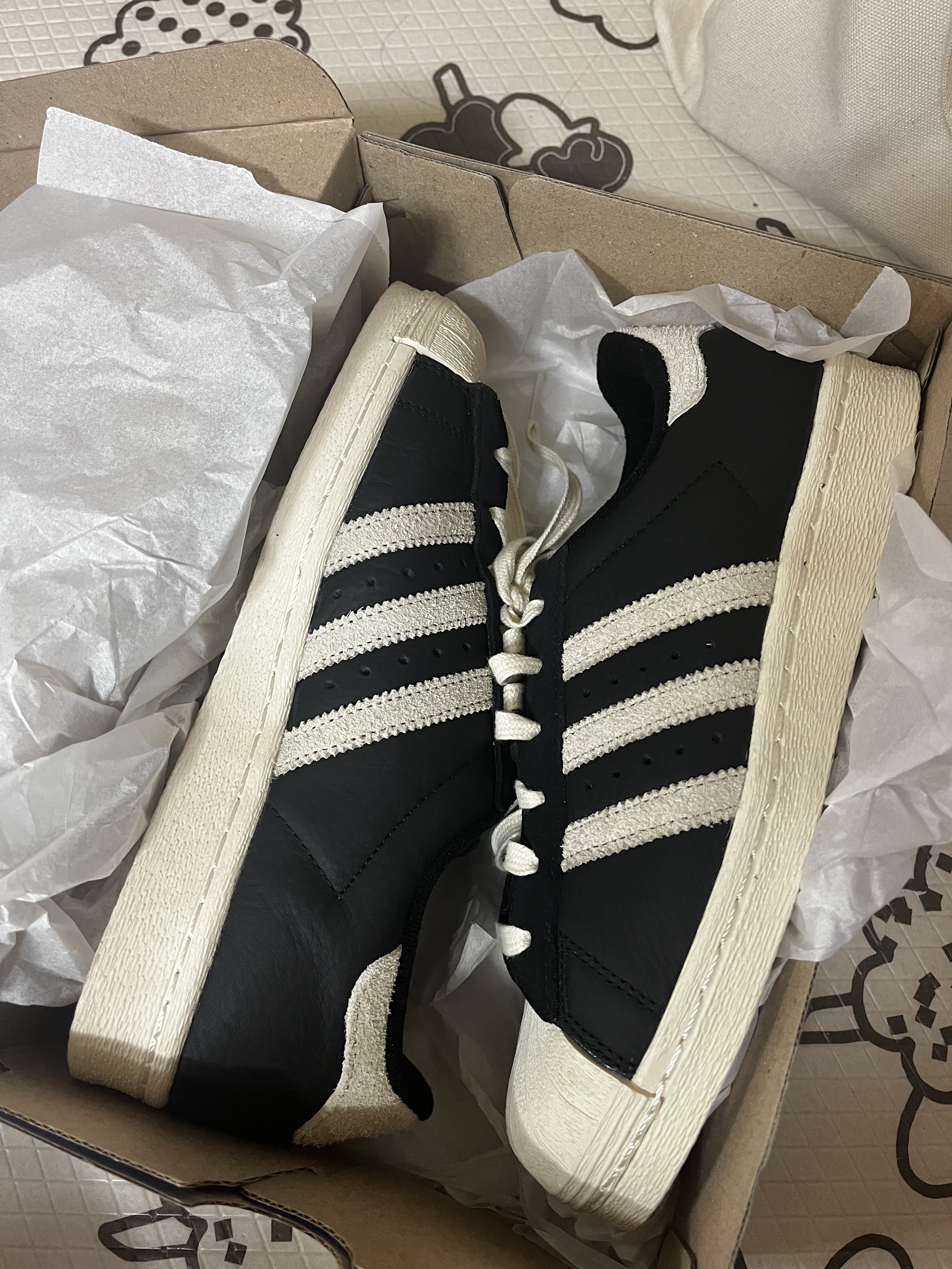 Adidas Superstar 82 Black White 착용 스타일 - 2