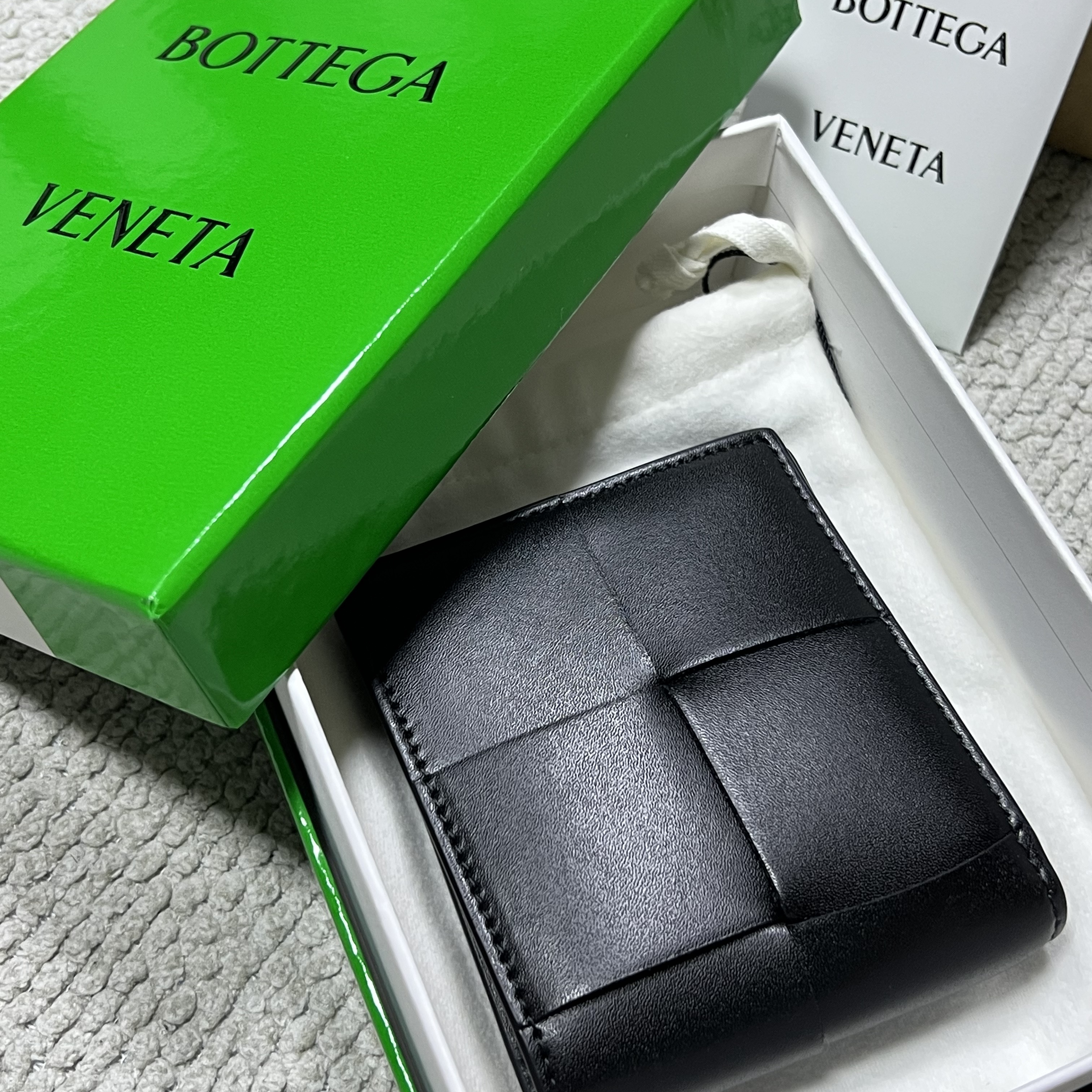 Bottega Veneta Bi-Fold Wallet Black 착용 스타일