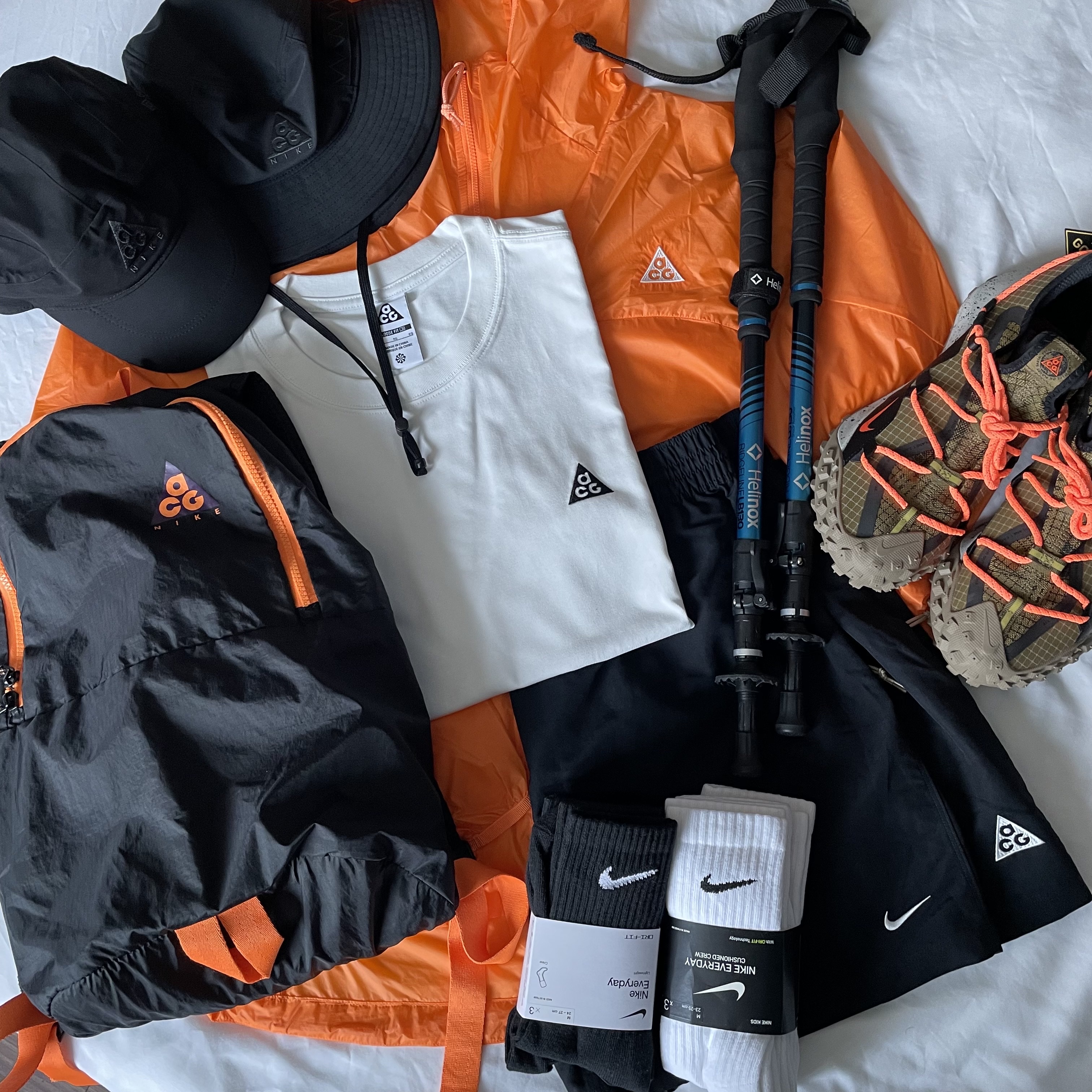 Nike ACG Mountain Fly Low Gore-Tex SE Hazel Rush, Nike ACG Windproof Cinder Cone Jacket Bright Mandarin - Asia 착용 스타일