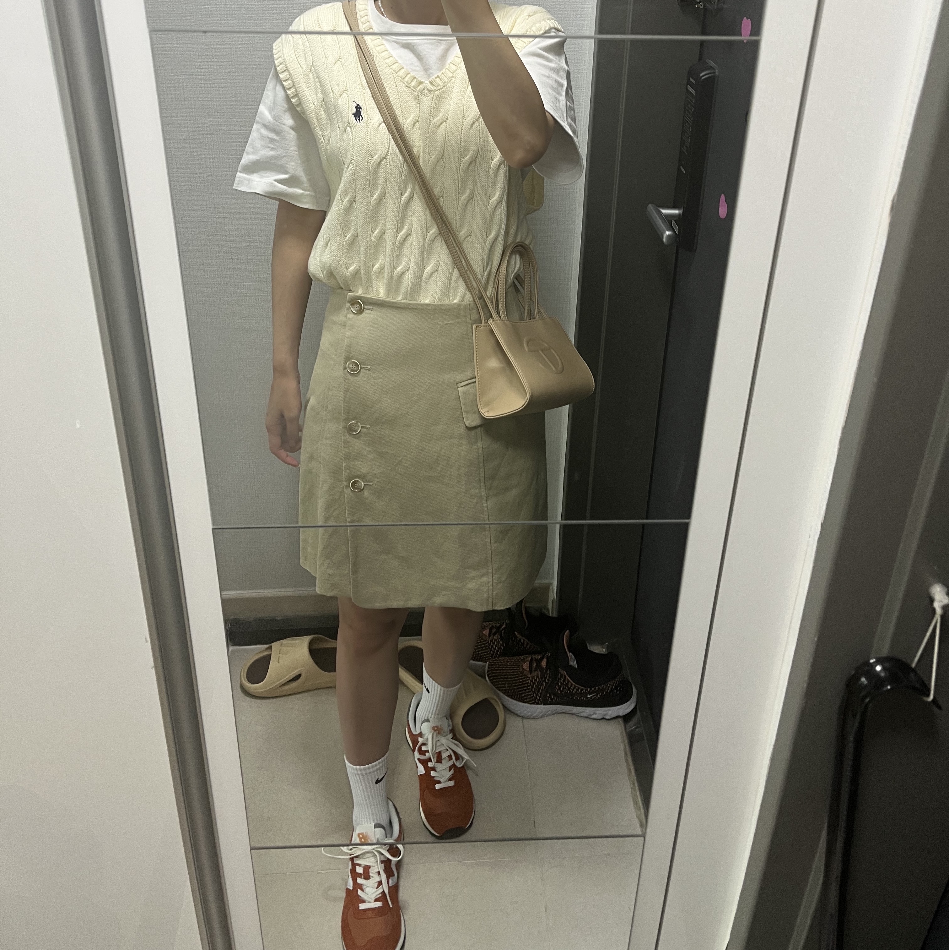 Telfar Small Shopping Bag Cream, New Balance 574 Heritage Orange Burst White 착용 스타일