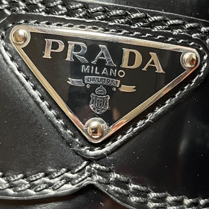 Prada Chocolate Brushed Leather Loafers Black 착용 스타일 - 1