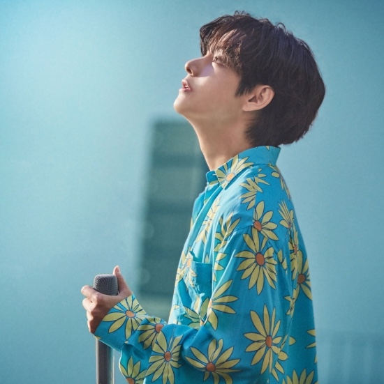 Jacquemus La Chemise Simon Daisy Printed Shirt Print Green Blue Flowers, Jacquemus Le de Nimes Fresa Straight Jeans Navy 착용 스타일 - 2