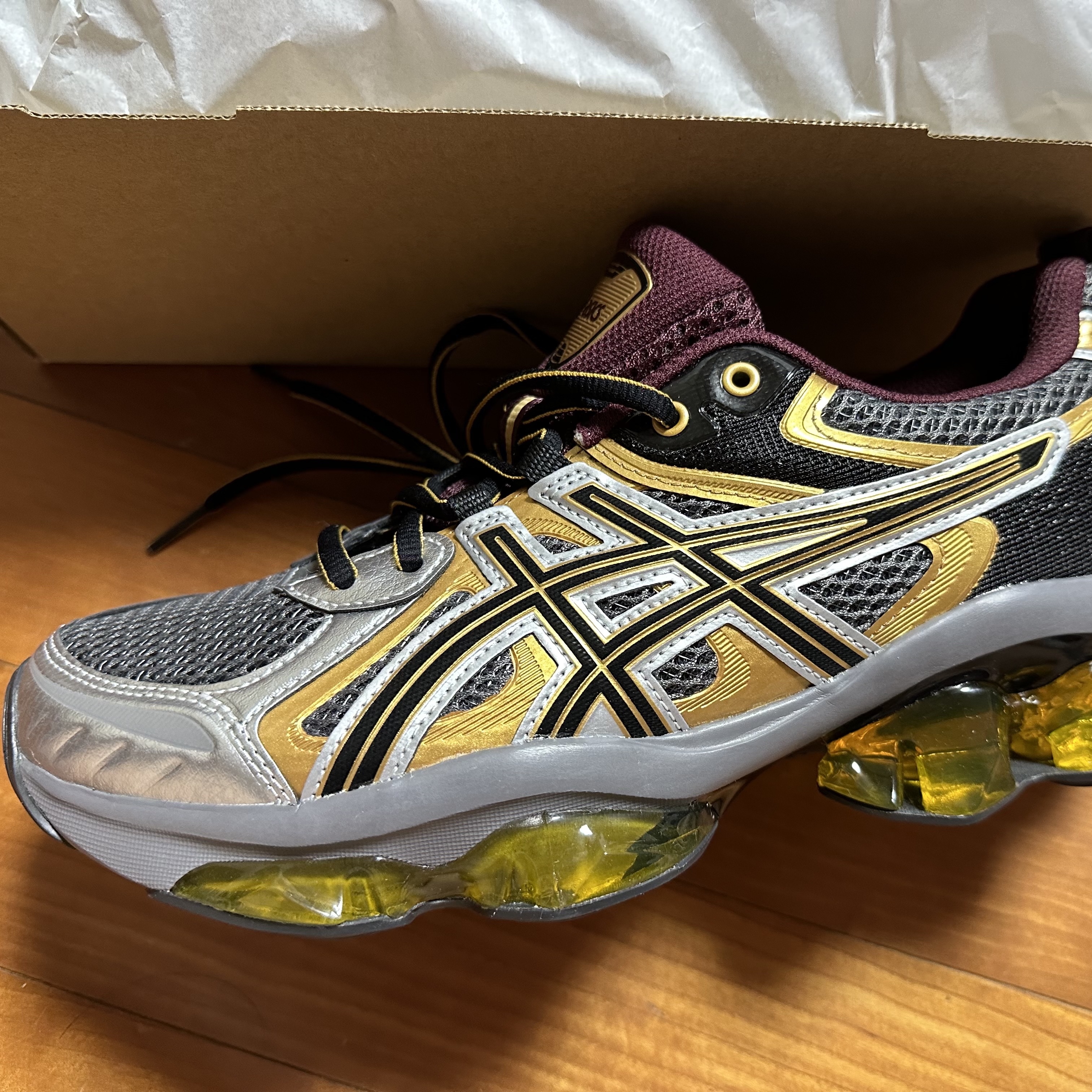 Asics Gel-Quantum Kinetic Carbon Pure Gold 착용 스타일 - 1