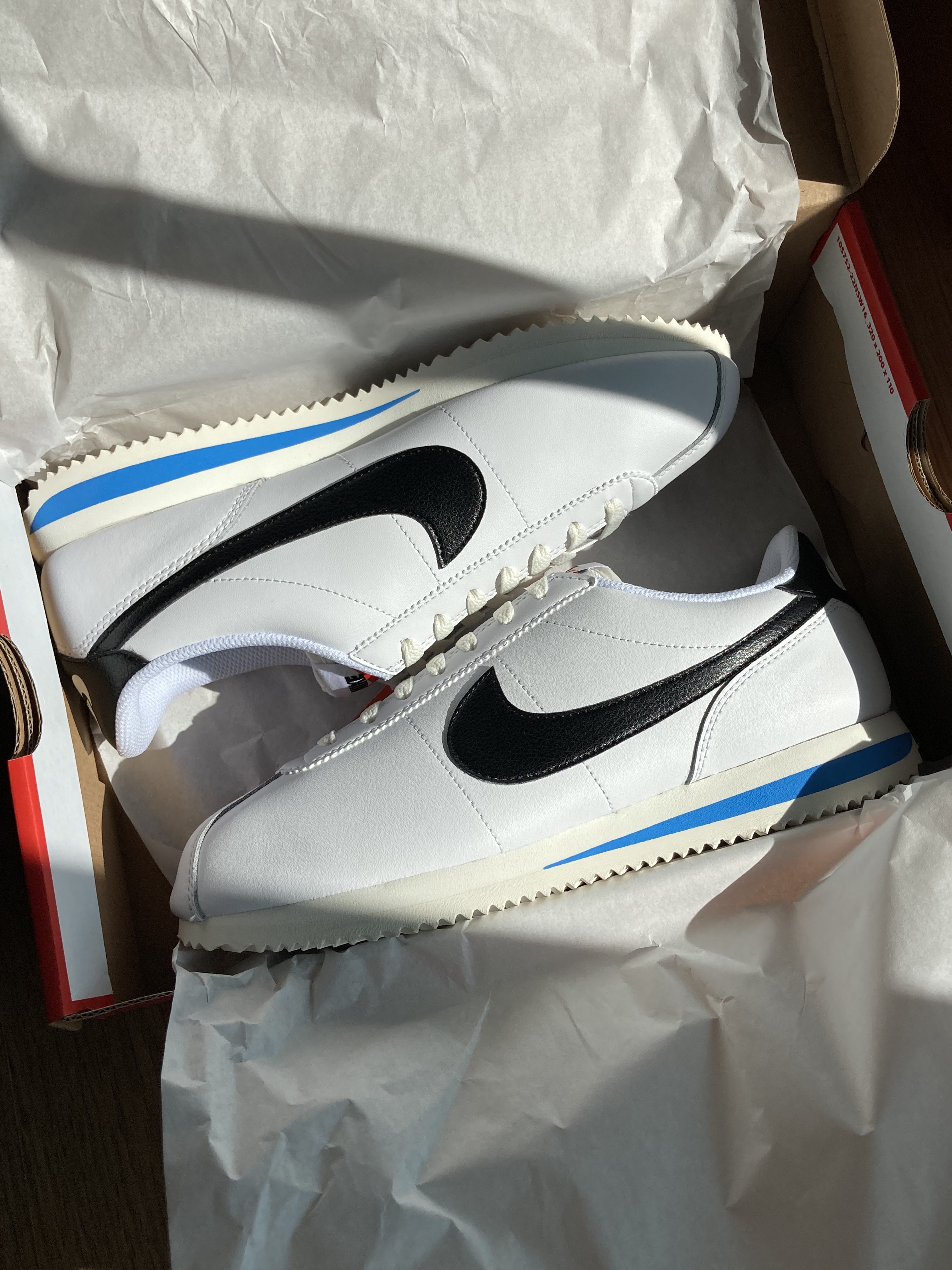 Nike Cortez White and Black 착용 스타일 - 1