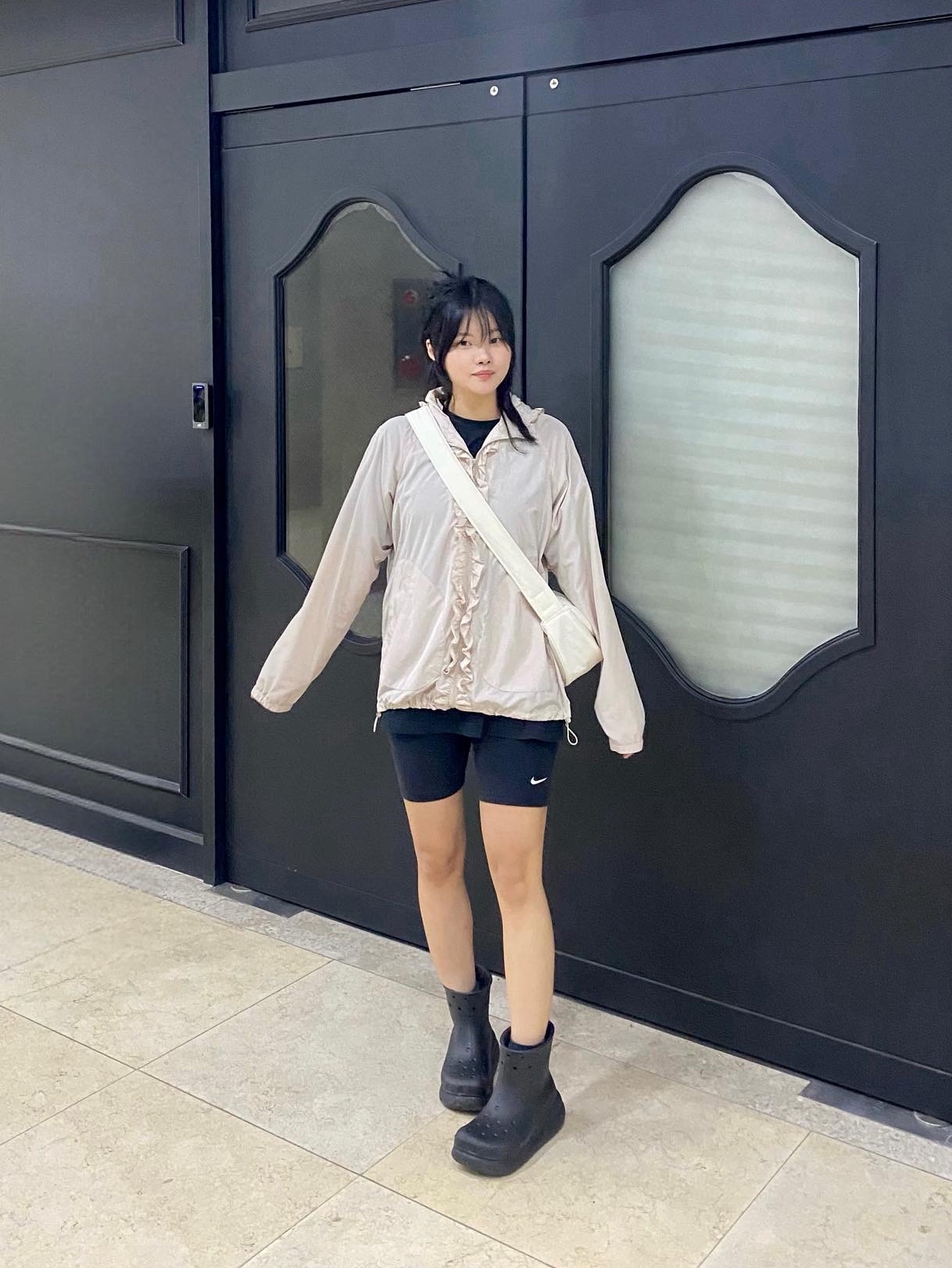 (W) Nike NSW Classics High Waisted 8 Inch Biker Shorts Black - Asia, Crocs Classic Crush Boot Black 착용 스타일 - 3