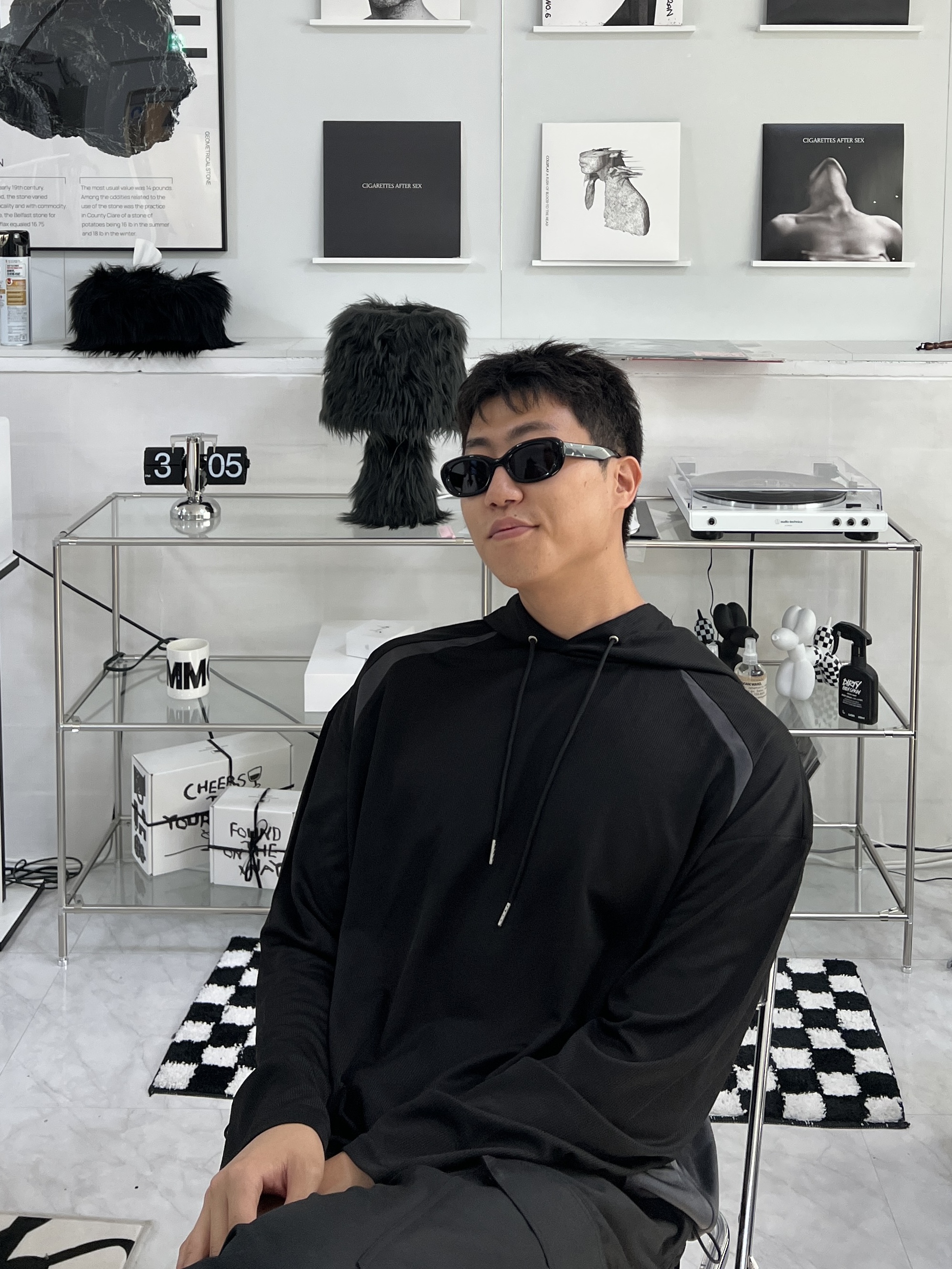 Gentle Monster x Maison Margiela MM004 Black Black, Nike x Martine Rose Shox MR4 Black 착용 스타일 - 4