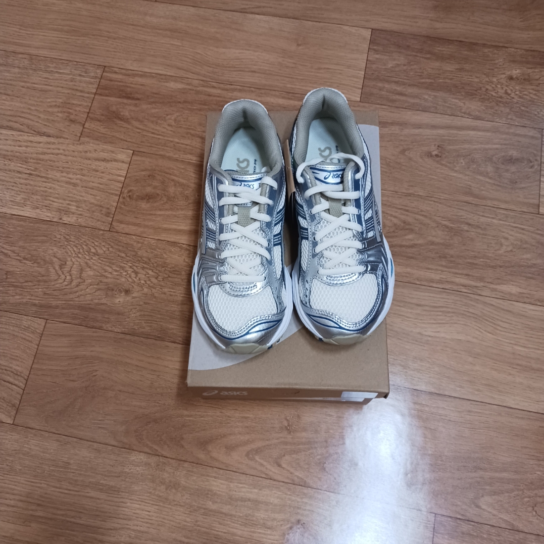 Asics Gel-Kayano 14 Cream Pure Silver 착용 스타일 - 2