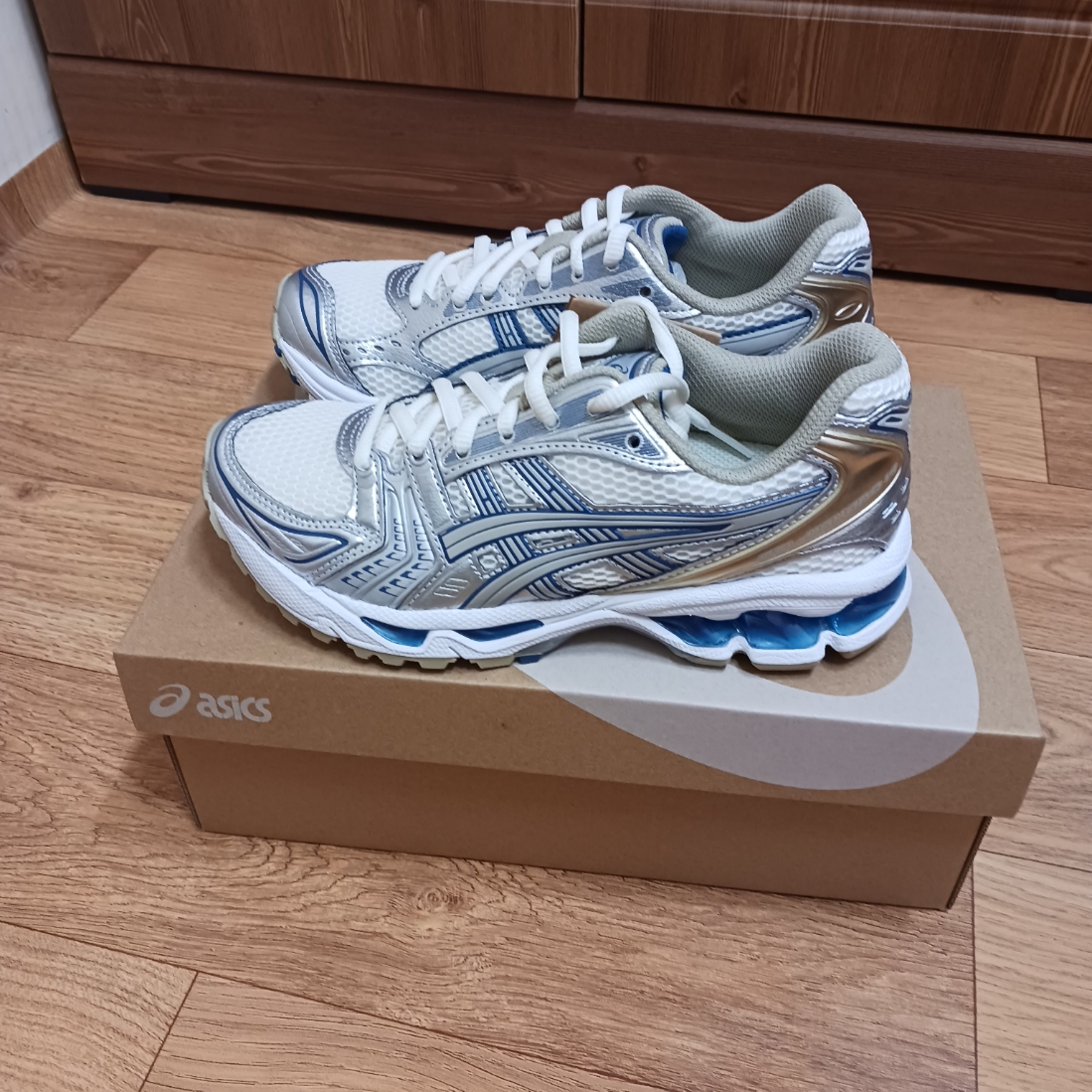 Asics Gel-Kayano 14 Cream Pure Silver 착용 스타일 - 1
