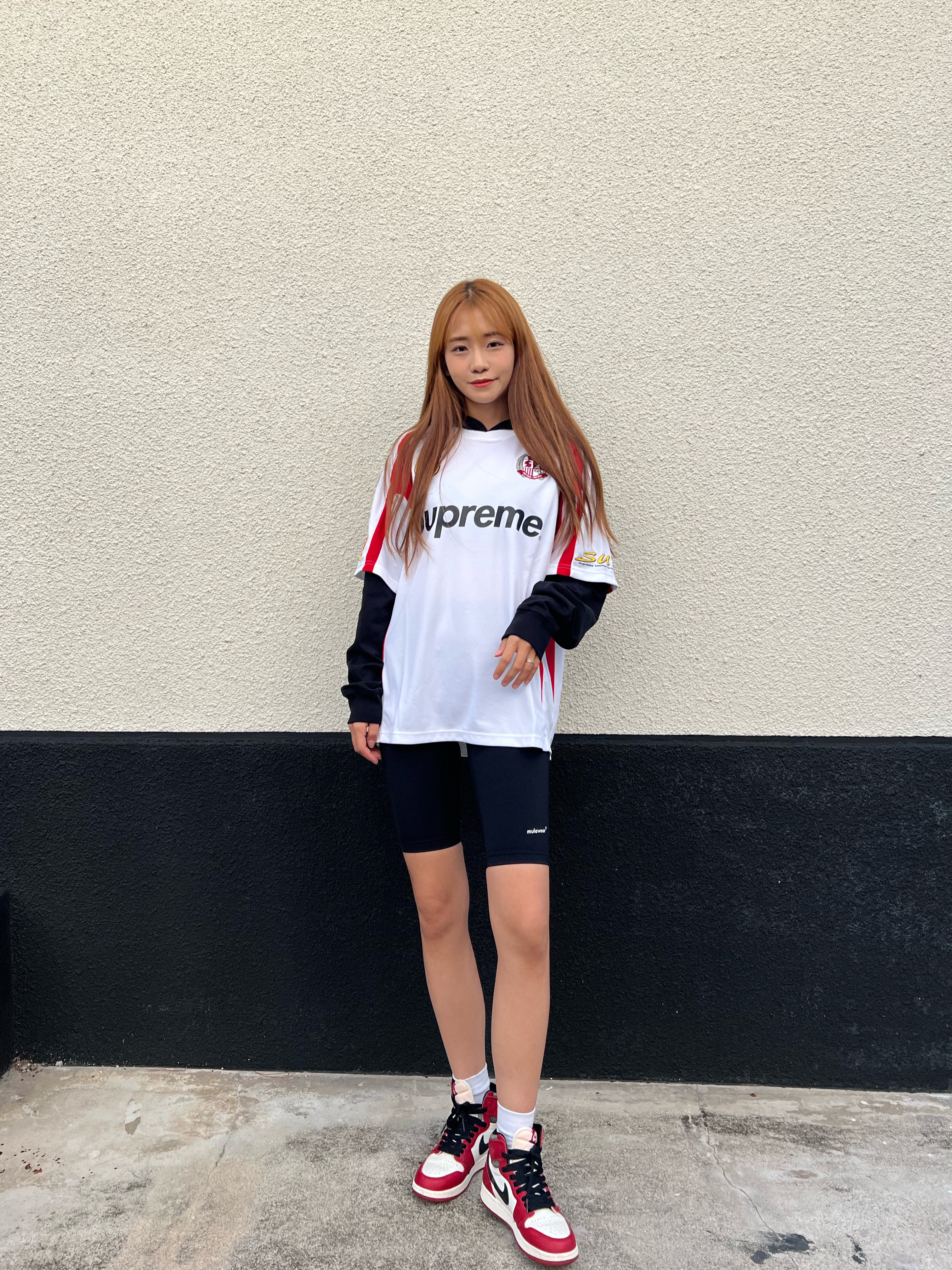 (GS) Jordan 1 Retro High OG Chicago 2022, Supreme Hooded Soccer Jersey White - 23FW 착용 스타일 - 1