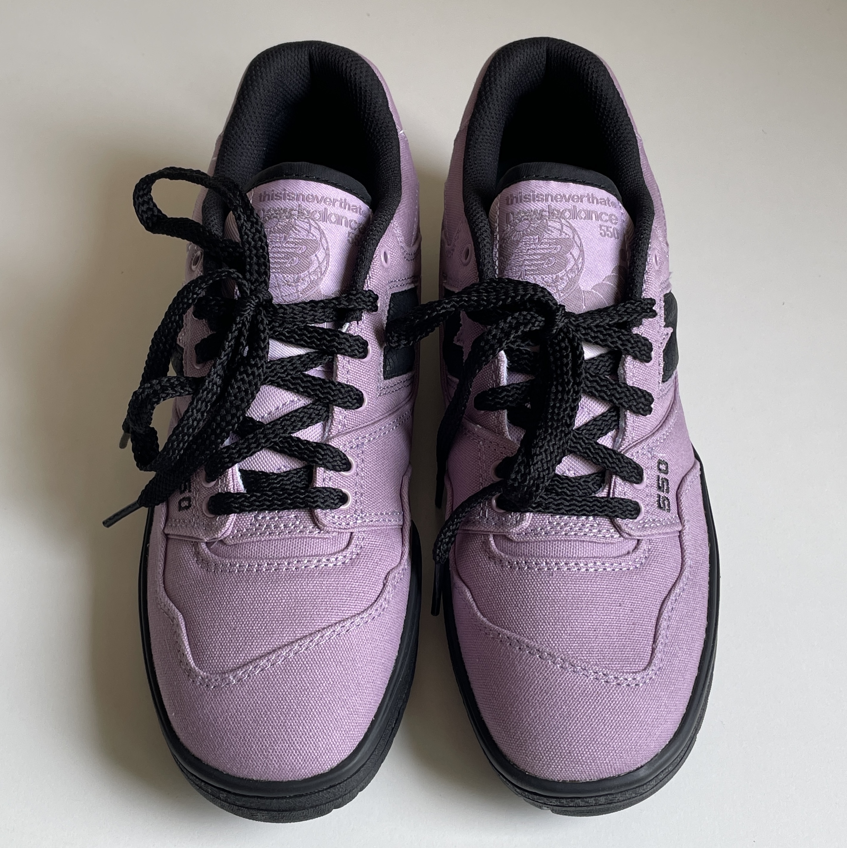 New Balance x Thisisneverthat 550 Lavender Black 착용 스타일 - 5