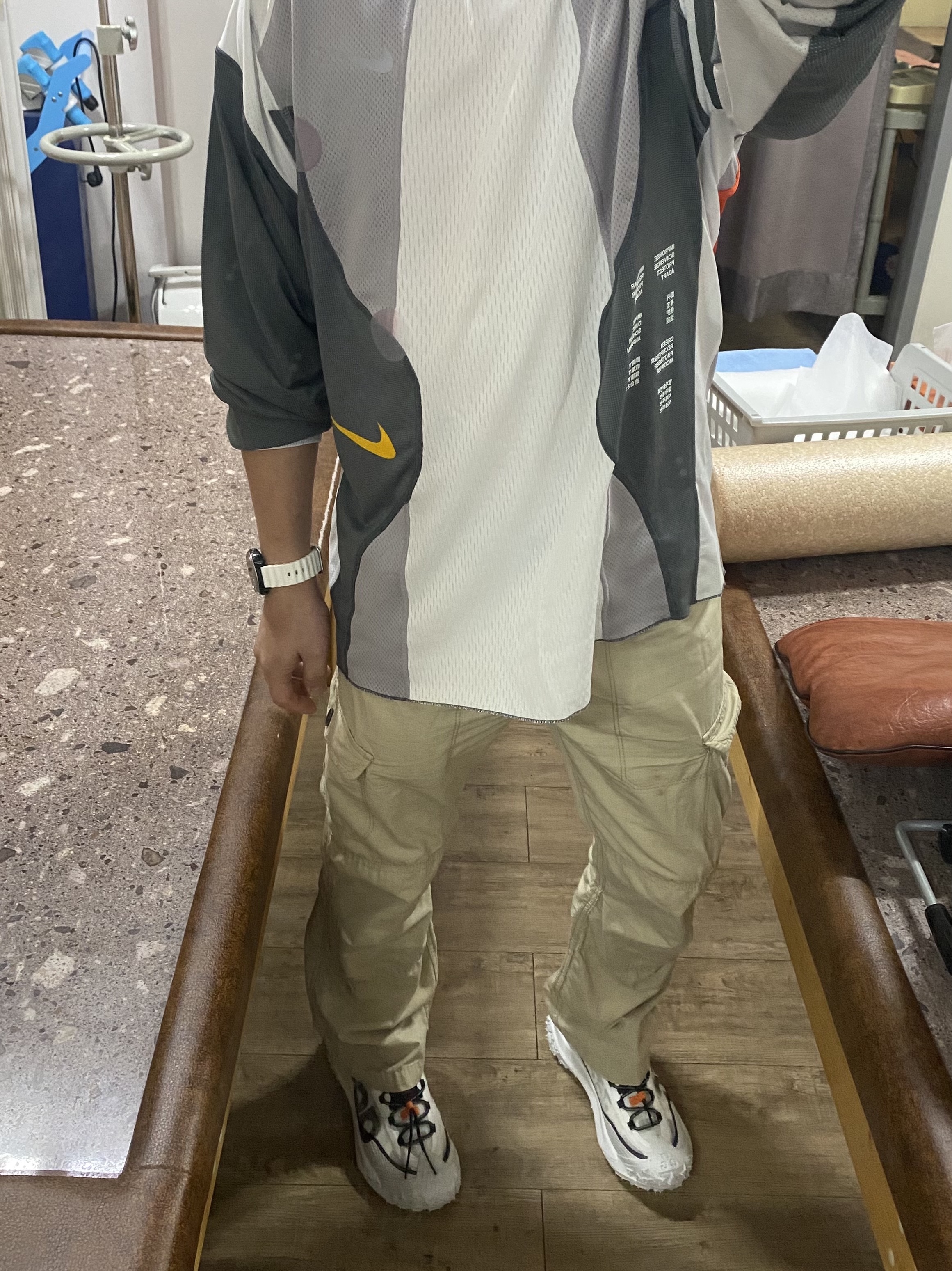 Nike ACG Mountain Fly 2 Low Summit White and Bright Mandarin, Nike NRG ISPA Dri-Fit LS Top Dark Grey 착용 스타일 - 1