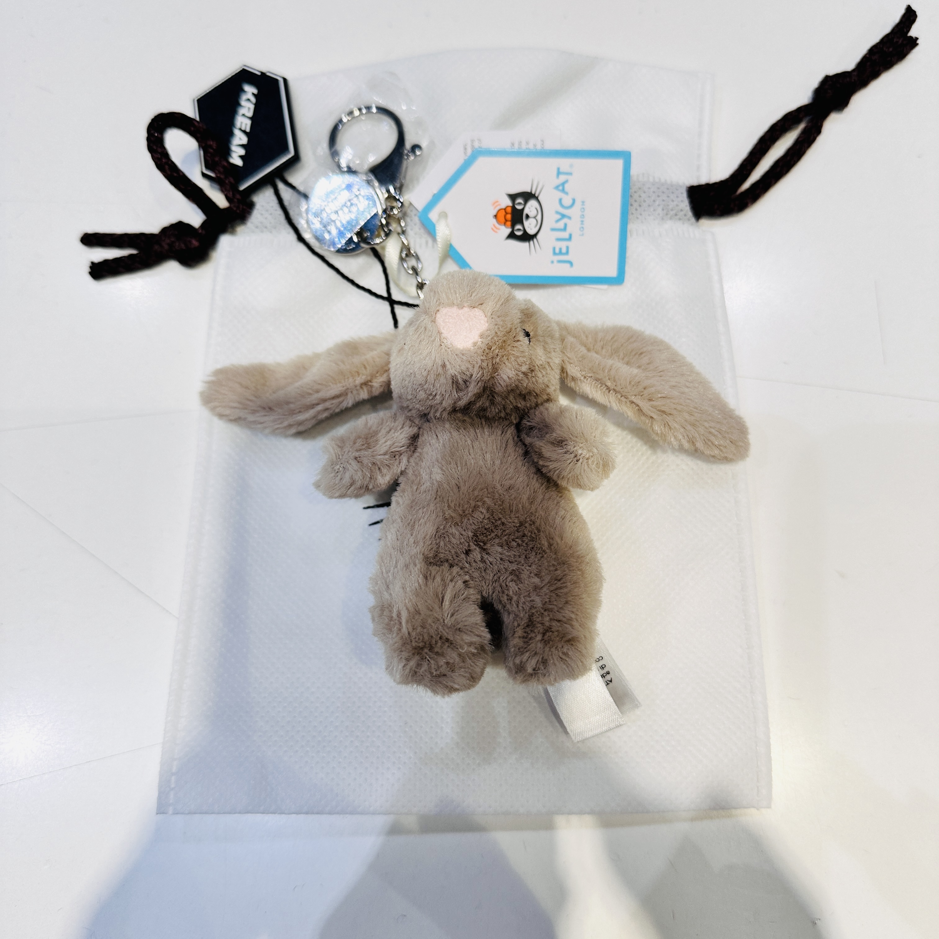 Jellycat Bashful Bunny Bag Charm Beige 착용 스타일