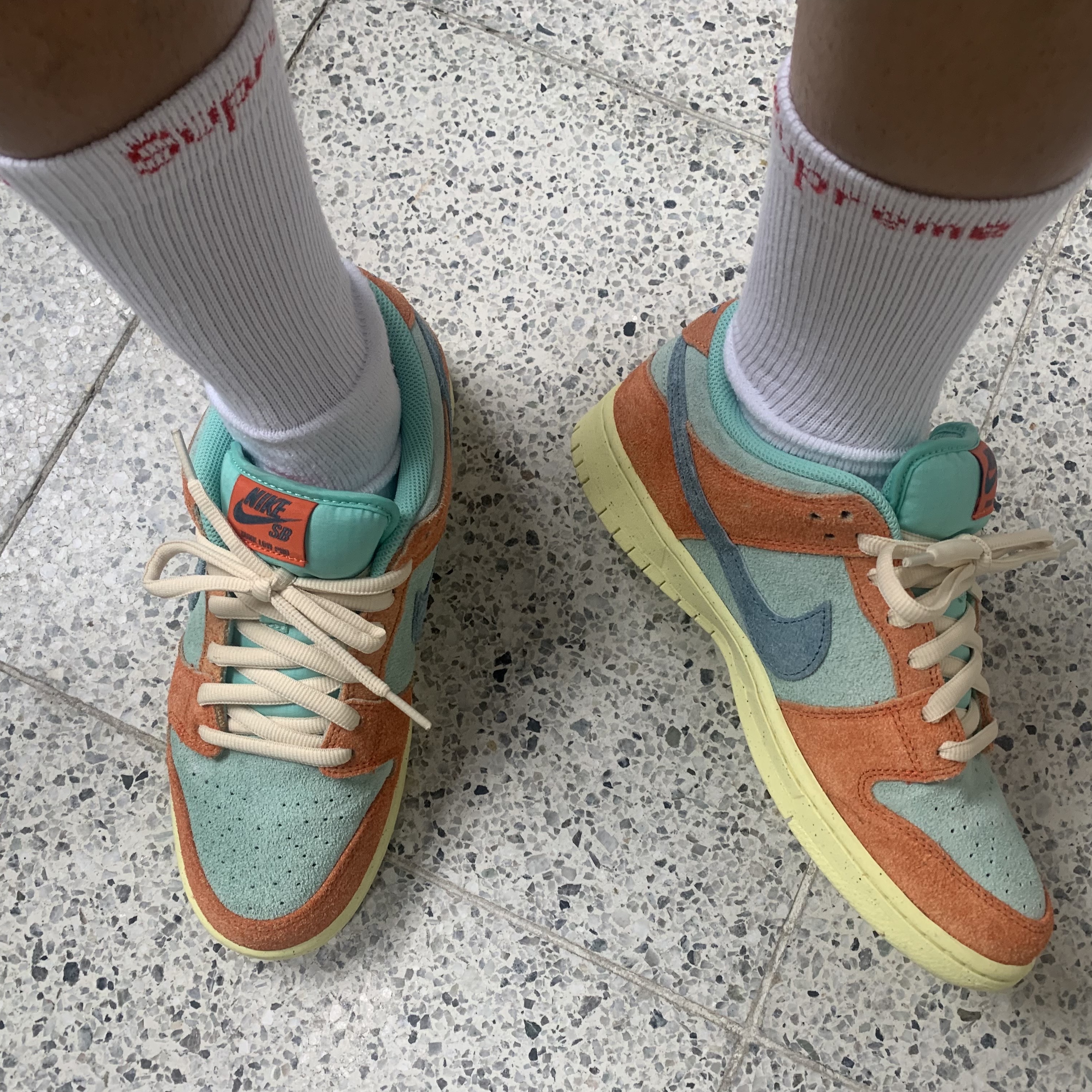 Nike SB Dunk Low Pro Premium Orange and Emerald Rise 착용 스타일
