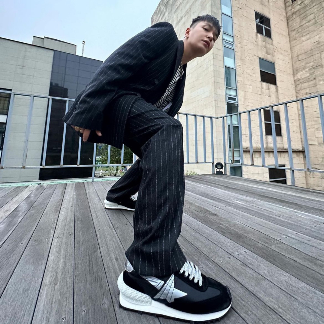 Golden Goose Silver Star Marathon Sneakers Black 착용 스타일 - 2