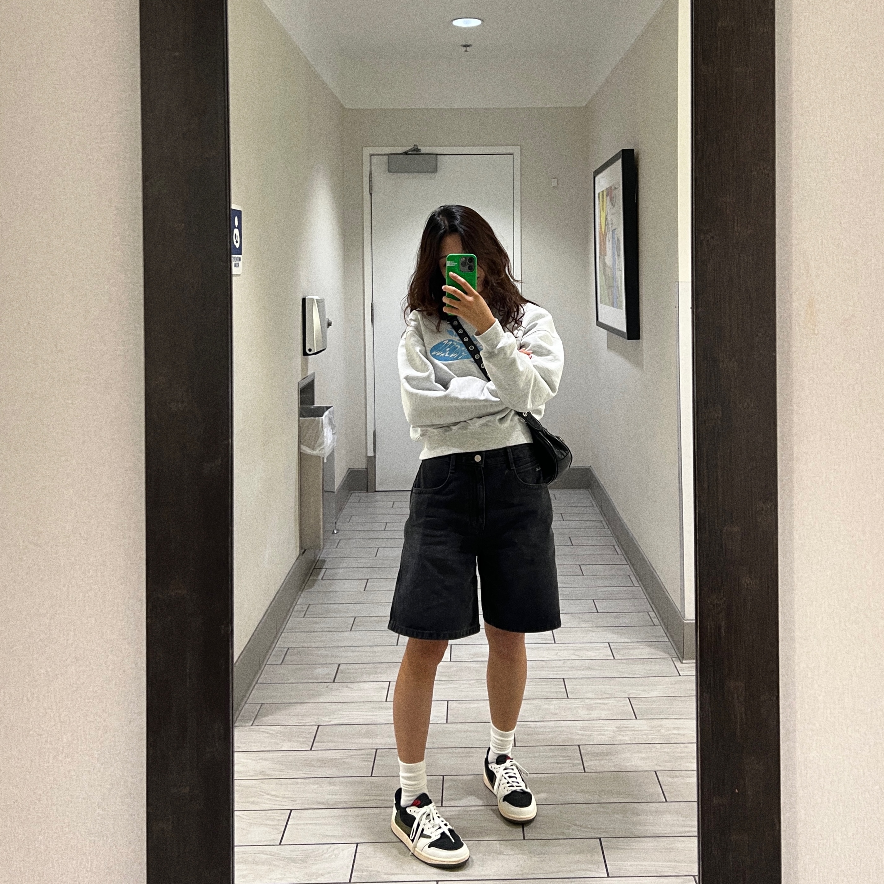 (W) Jordan 1 x Travis Scott Retro Low OG SP Medium Olive, Balenciaga Arena Lambskin Le Cagole XS Shoulder Bag Black 착용 스타일