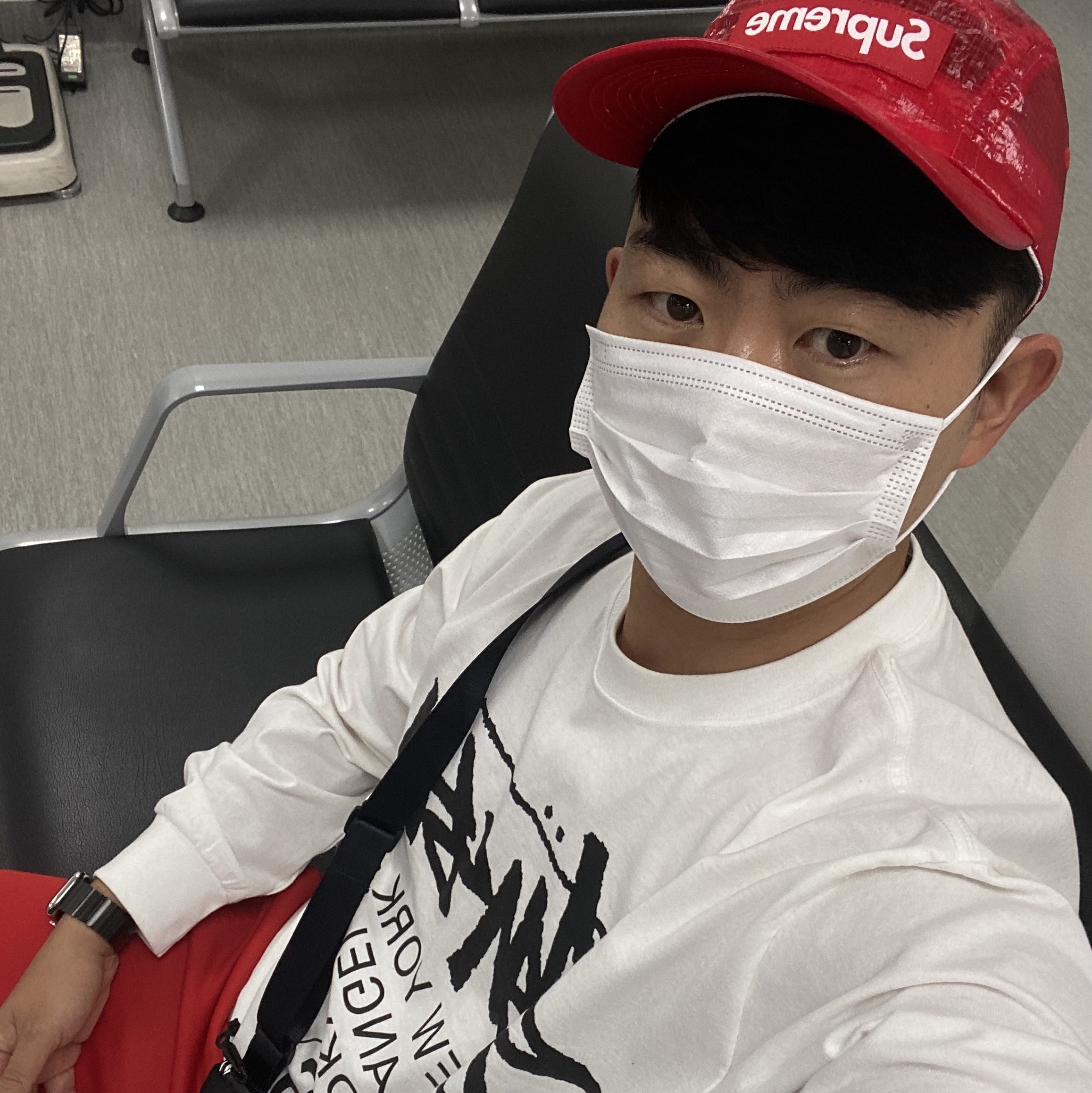 Supreme Gloss Ripstop Camp Cap Red - 23FW, Supreme Bandana Tarp Side Bag Black - 21SS 착용 스타일 - 1