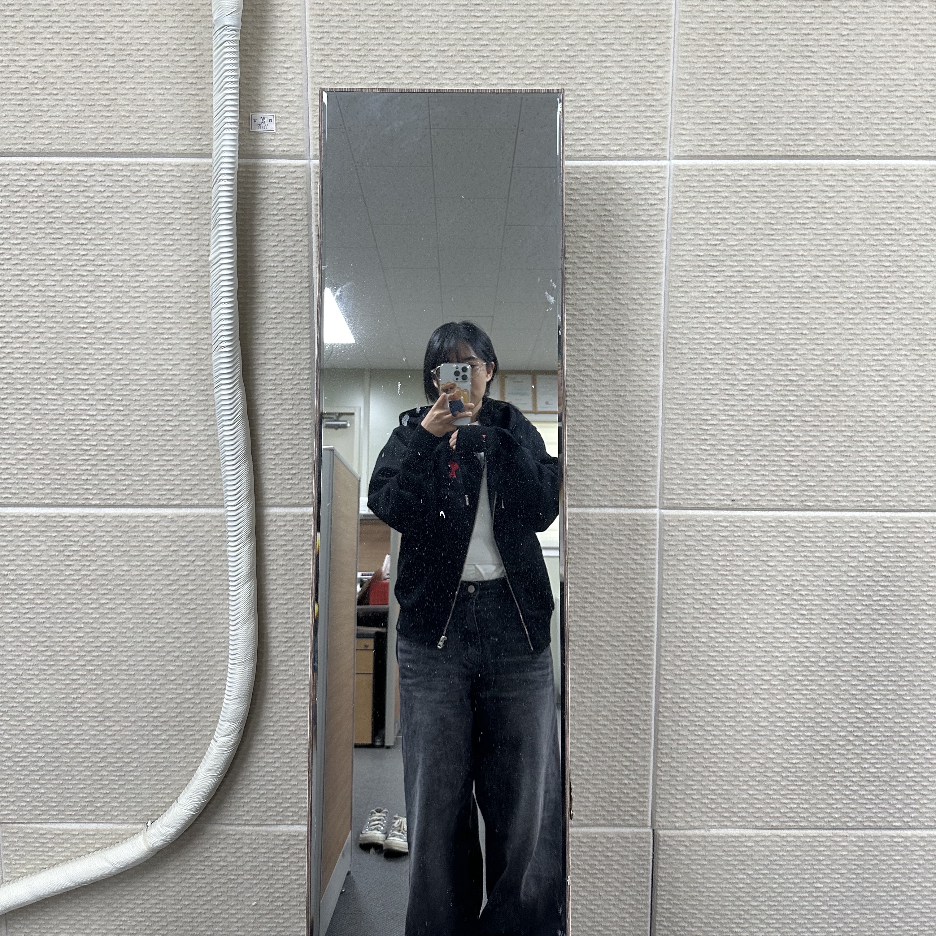 AMI de Coeur Zipped Hoodie Black 착용 스타일 - 3
