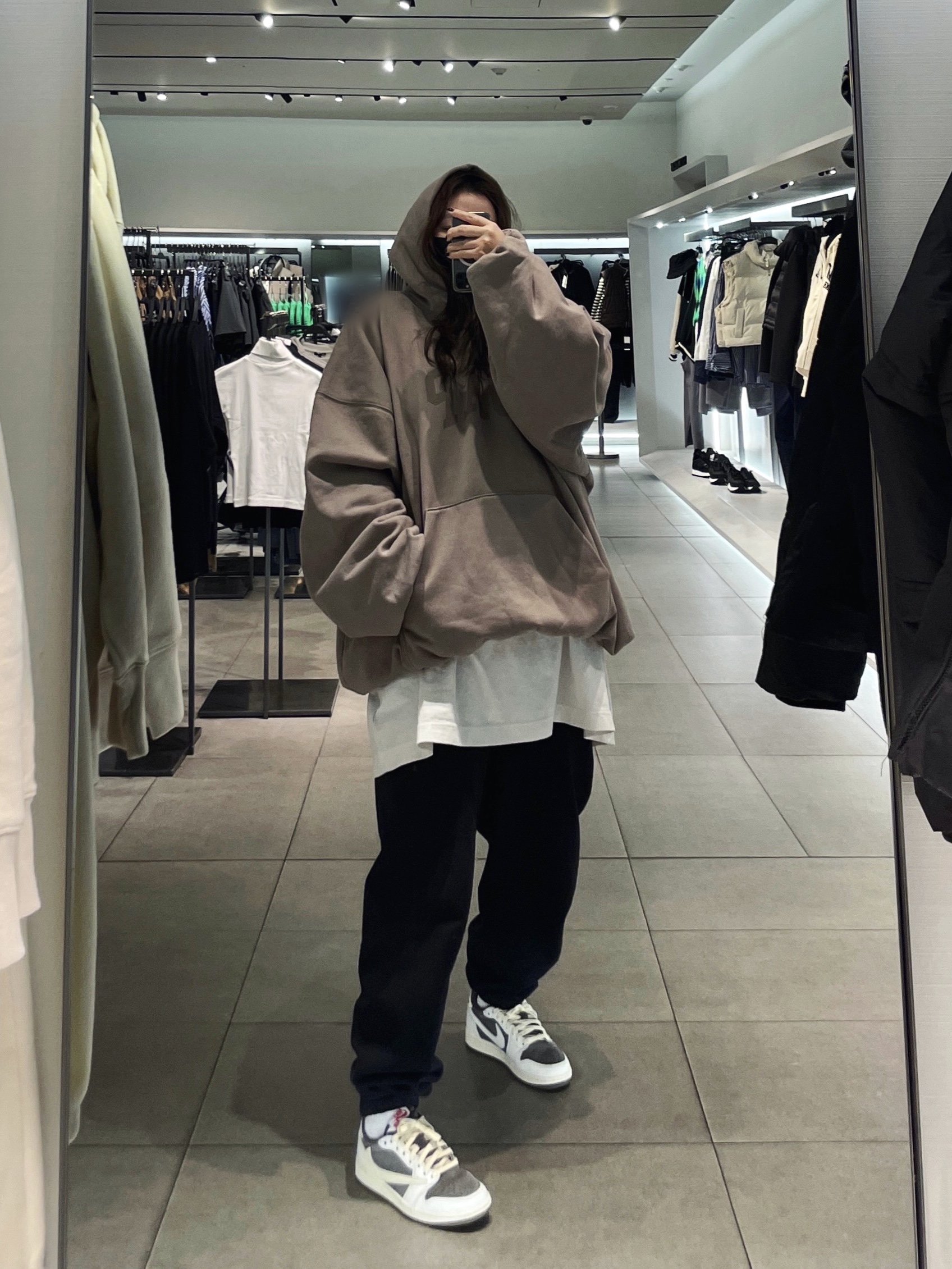 Jordan 1 x Travis Scott Retro Low OG SP Sail and Ridgerock, Yeezy Gap Engineered By Balenciaga Dove Hoodie Beige 착용 스타일