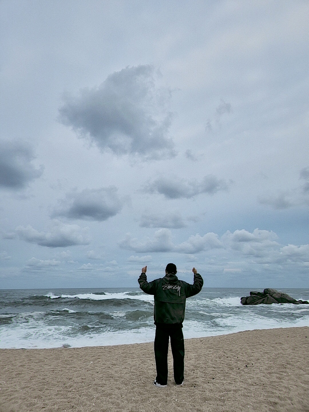 Stussy Wave Dye Beach Shell Jacket Black, Nike x Stussy NRG FL Storm-Fit Pants Black (DO7170-010) 착용 스타일 - 1