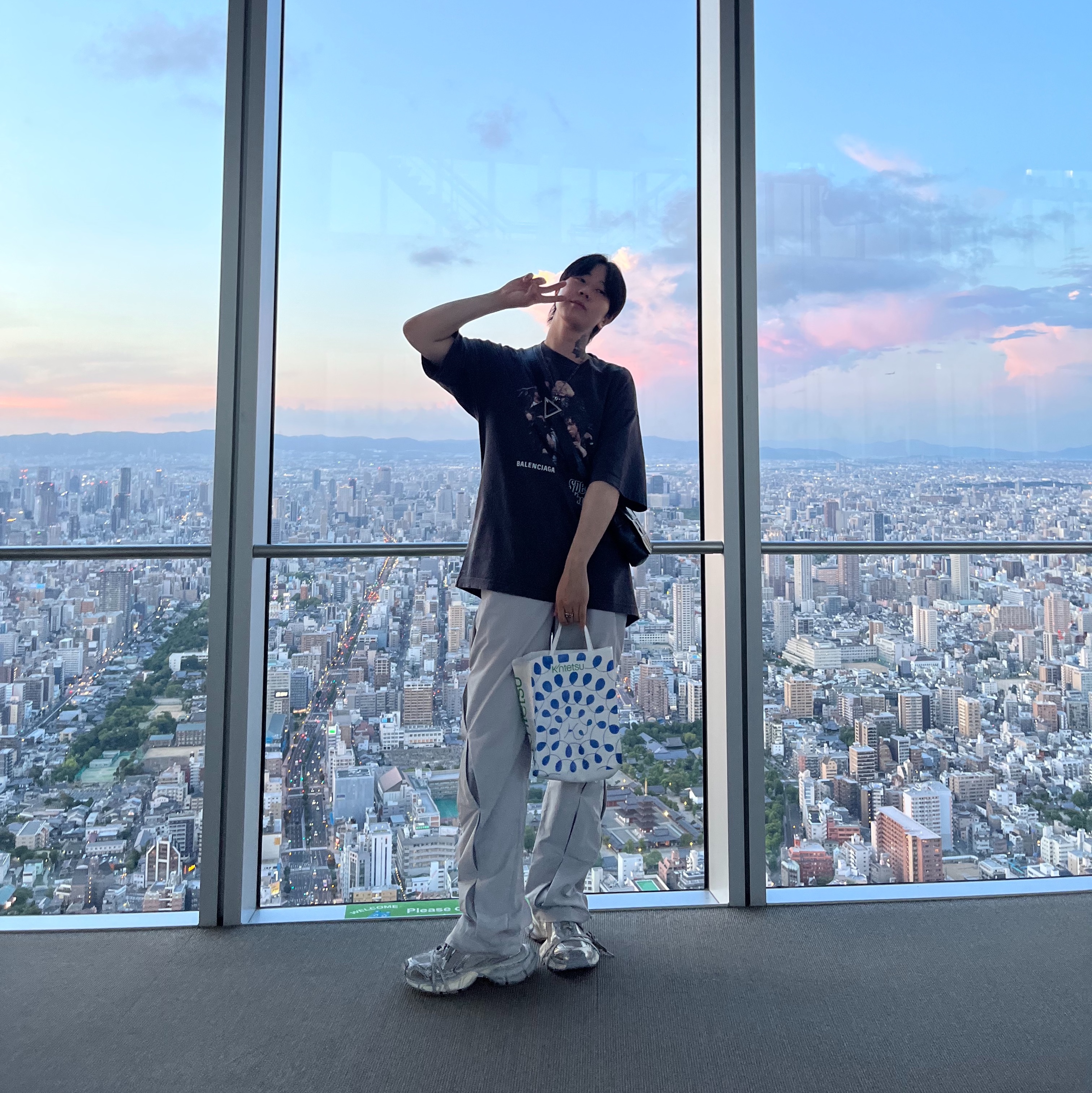 Balenciaga 3XL Sneakers Light Beige 착용 스타일