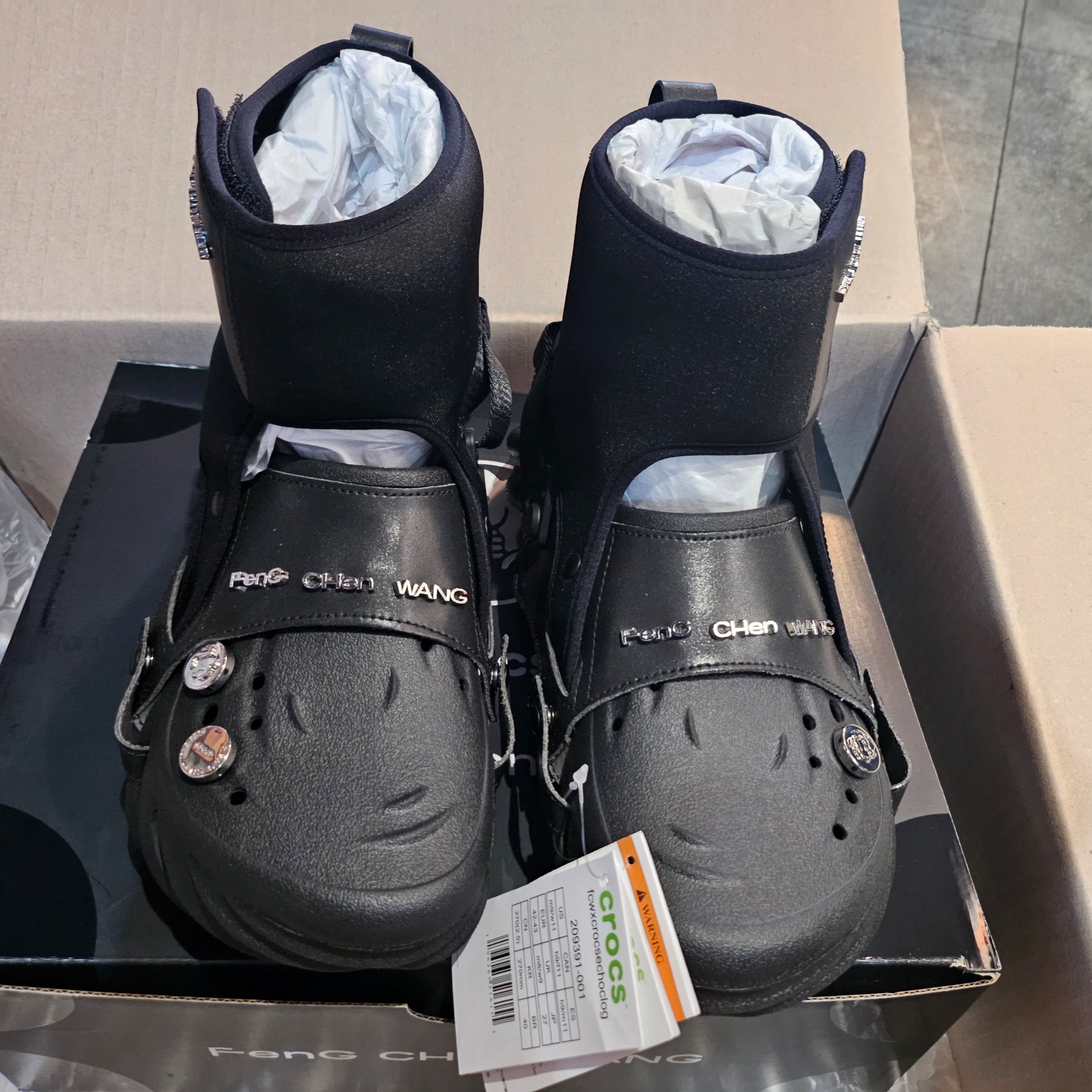 Crocs x Feng Chen Wang Echo Clog Black 착용 스타일 - 2