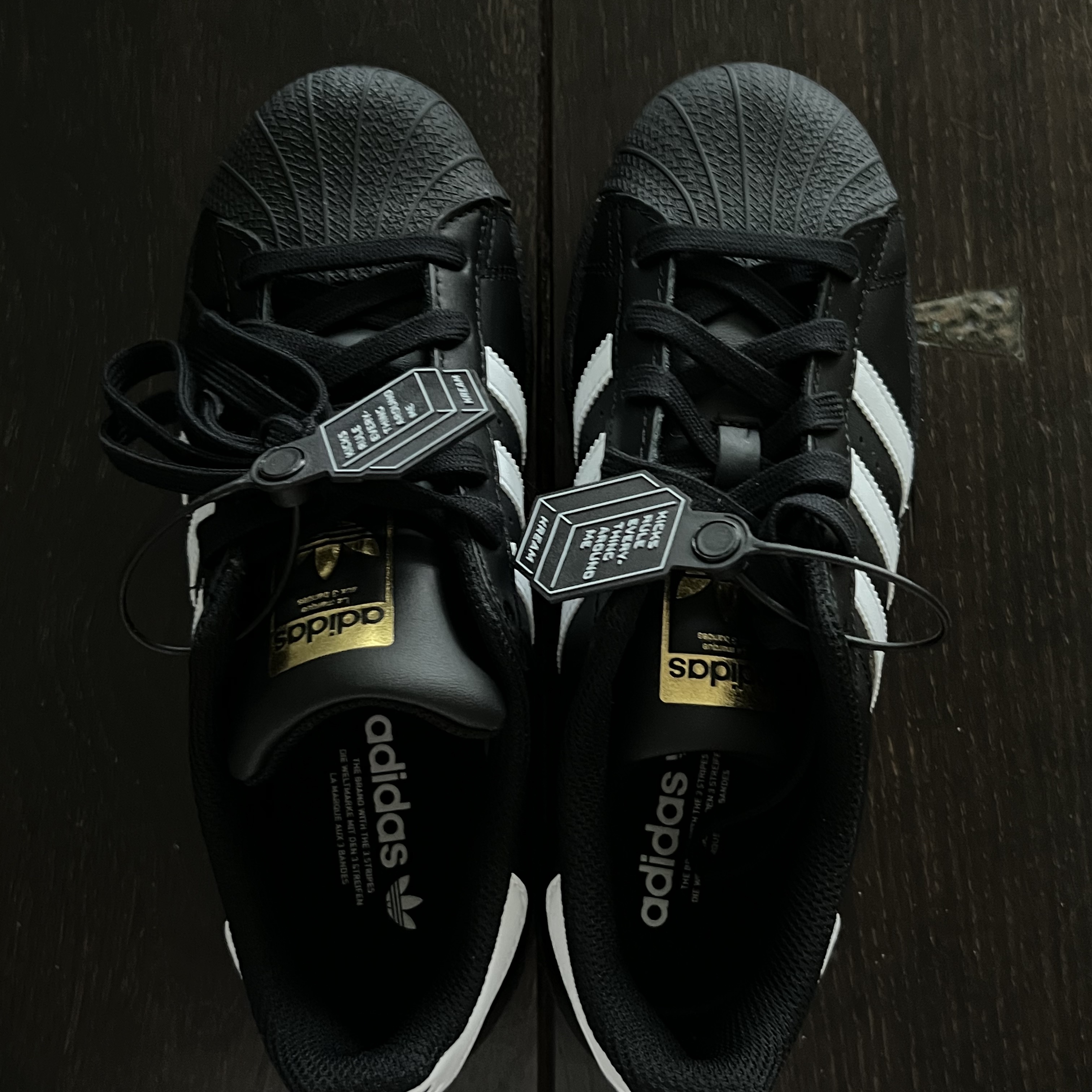 (J) Adidas Superstar Black White 착용 스타일