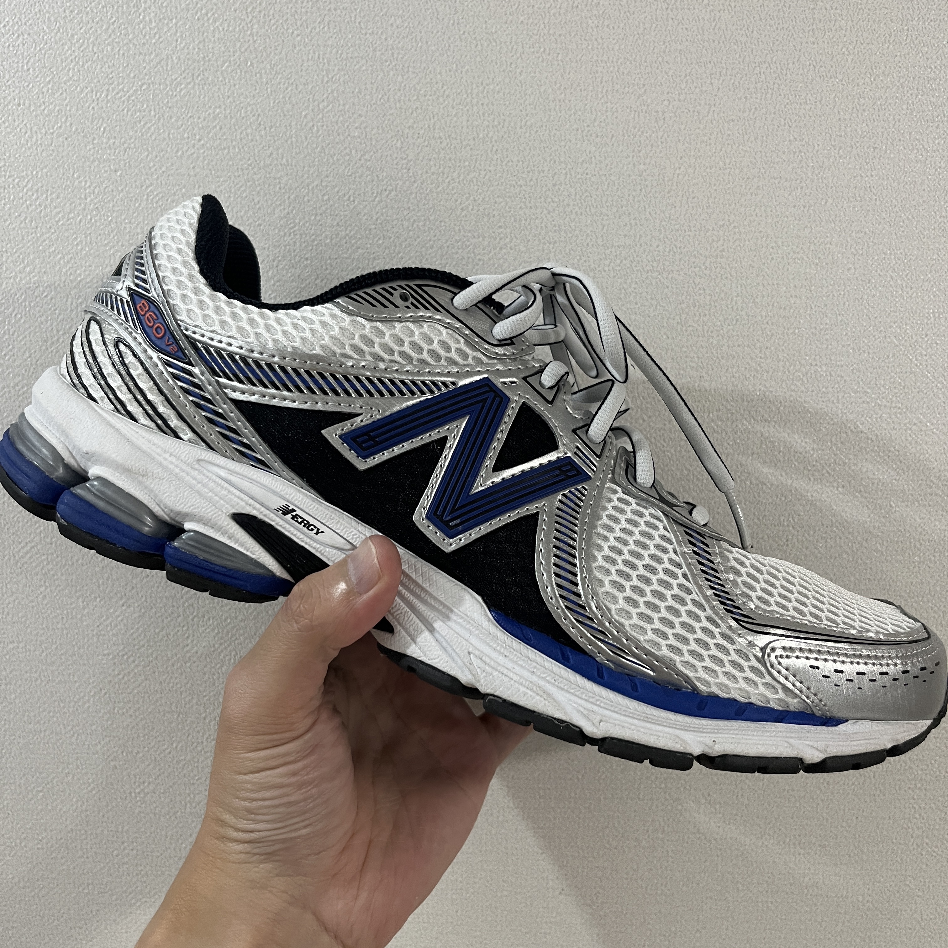 New Balance 860v2 Metallic Silver 착용 스타일