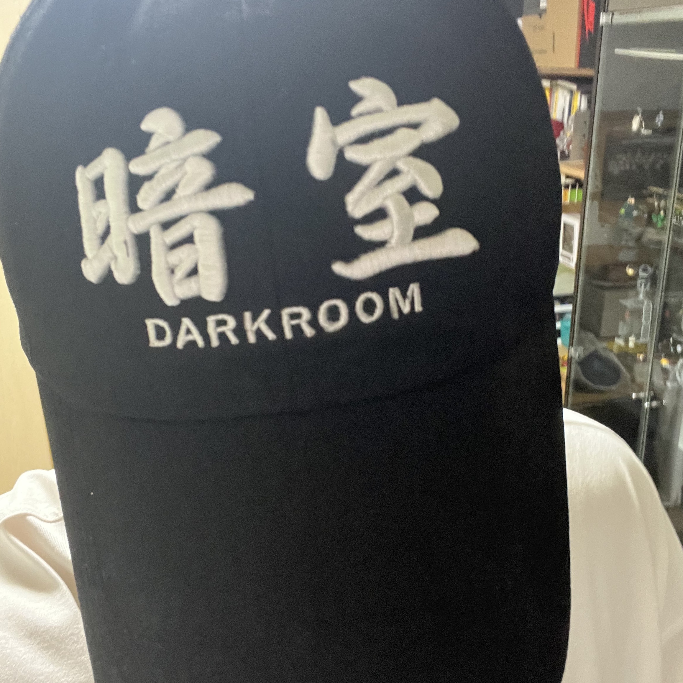 Darkr8m Studio White Logo Cap 착용 스타일