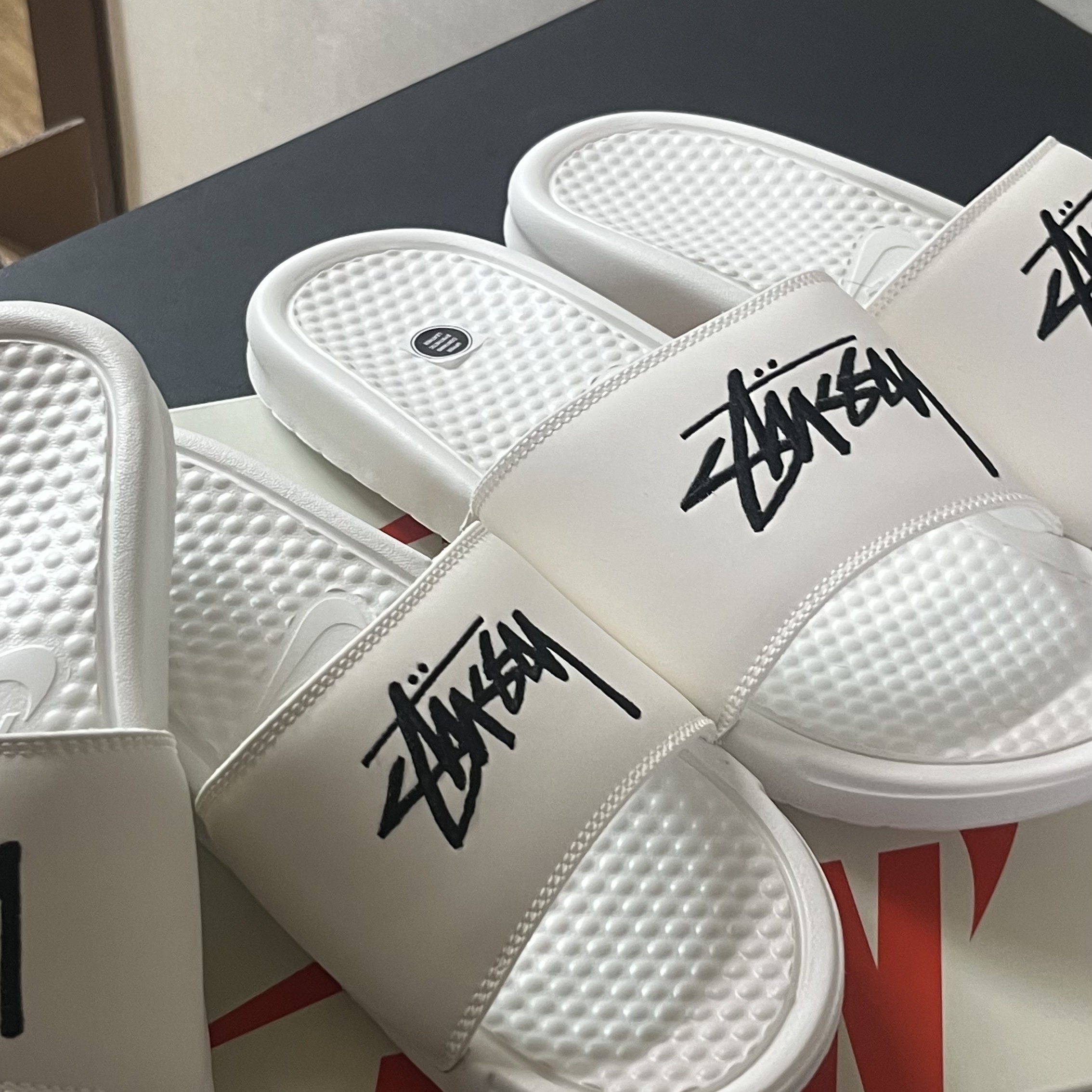 Nike x Stussy Benassi Slide Sail 착용 스타일