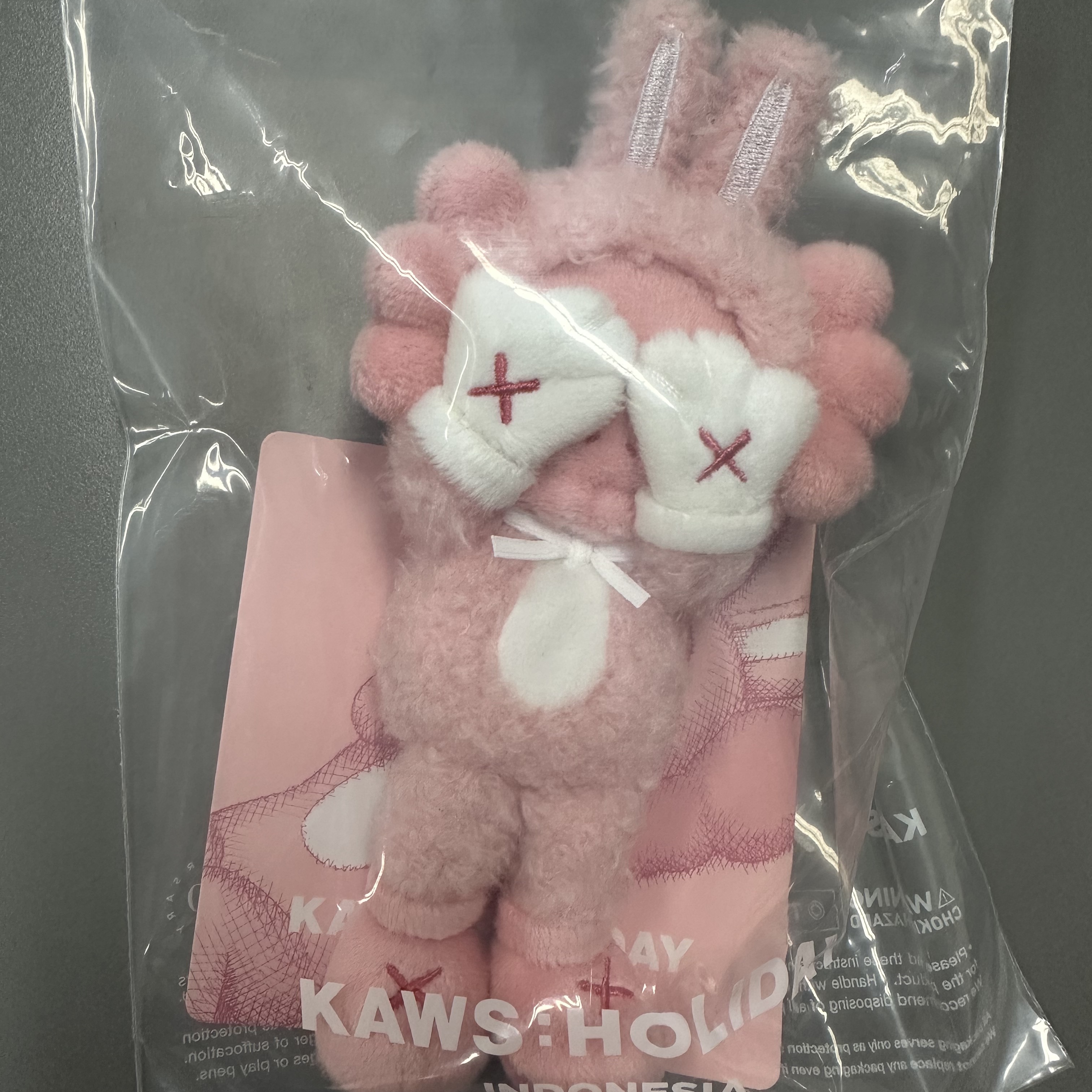 Kaws Holiday Indonesia Plush Charm, Kaws Holiday Indonesia Vinyl Figure Pink 착용 스타일 - 1