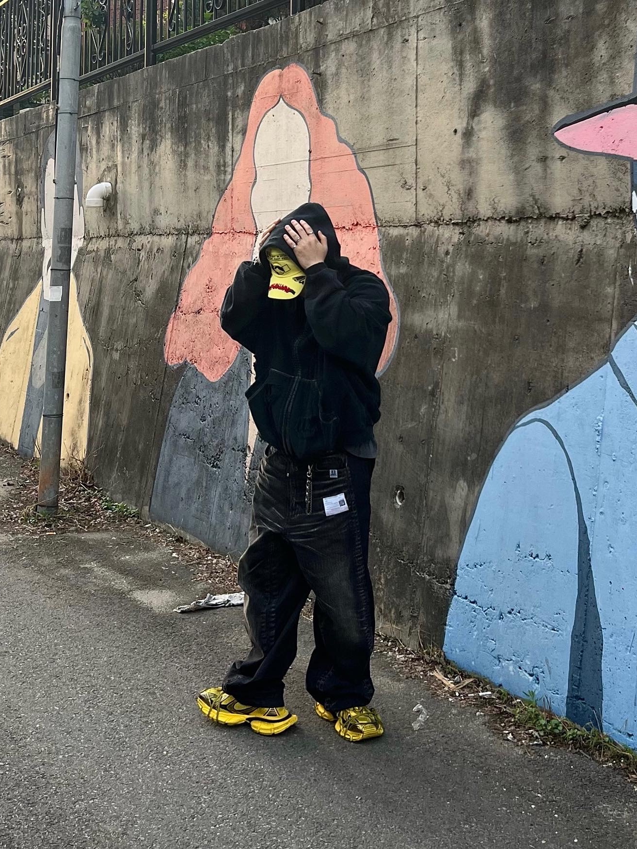 Balenciaga 3XL Sneakers Yellow Black, Nonnod x Shinsegae Distressed Zip-Up Hoodie Washed Black 착용 스타일 - 1