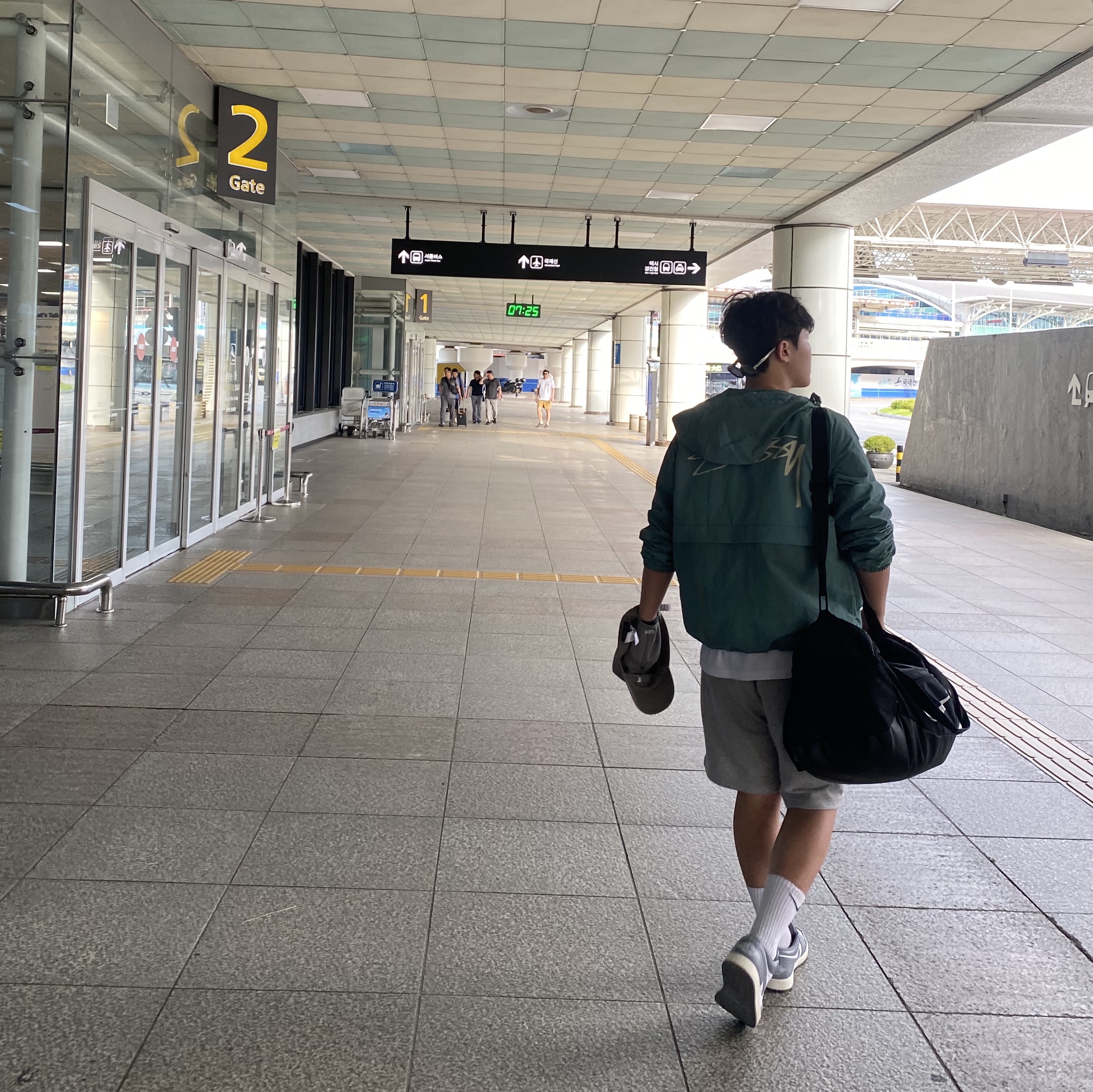 Stussy Wave Dye Beach Shell Jacket Atlantic, Jordan 1 Low Stealth and White 착용 스타일