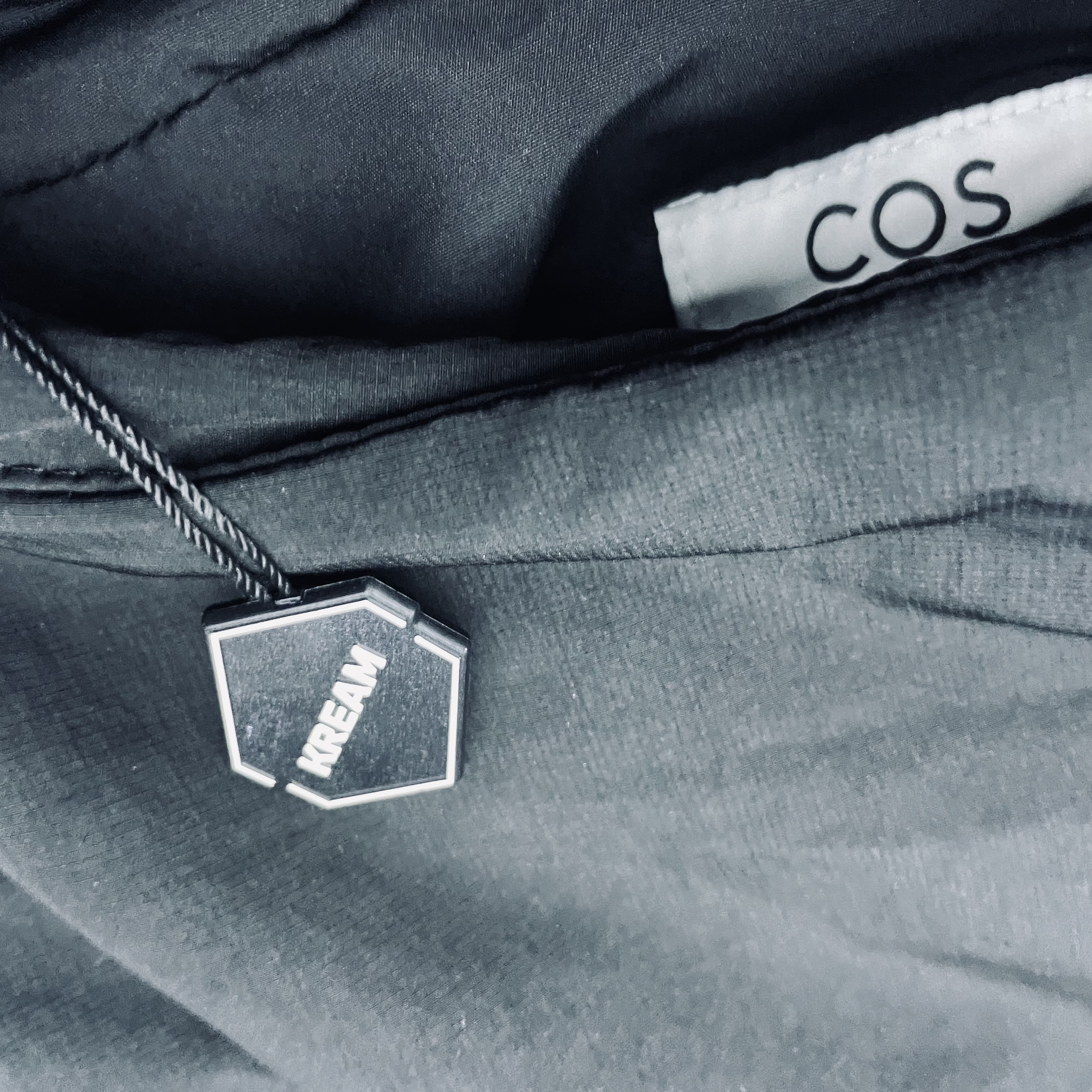COS Nylon Crossbody Saddle Bag Black 착용 스타일 - 4