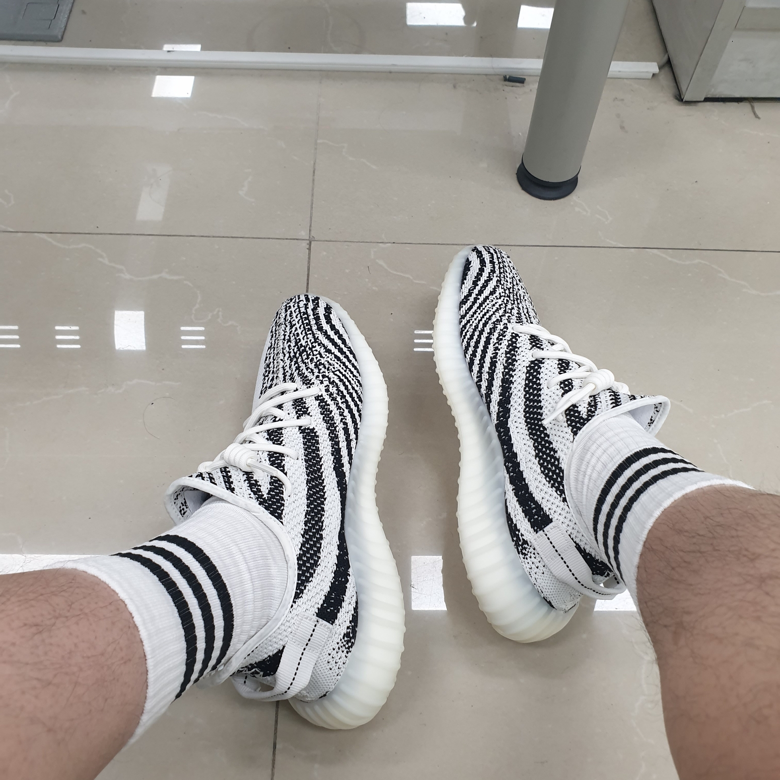 Adidas Yeezy Boost 350 V2 Zebra 2022/2023 착용 스타일