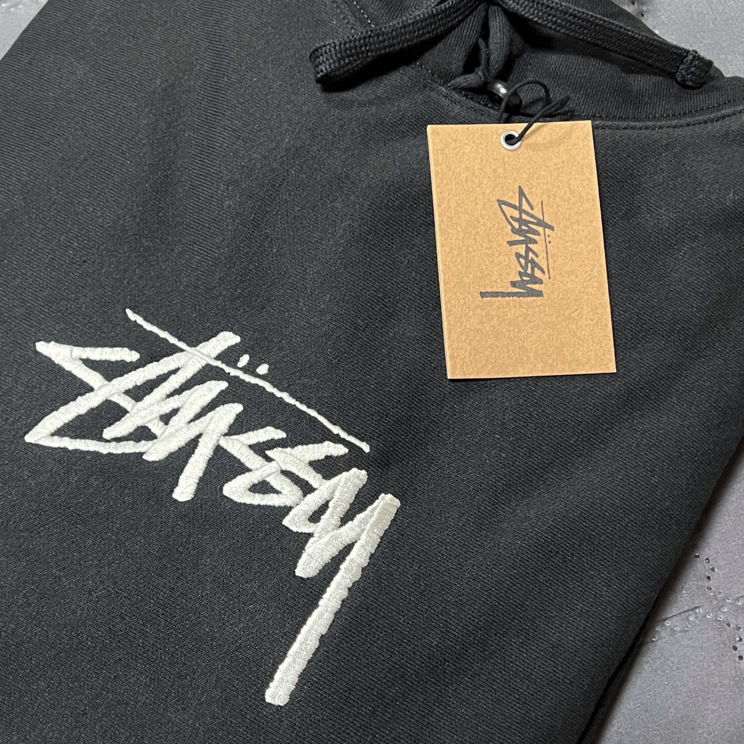 Stussy Stock Logo Applique Hoodie Black 착용 스타일