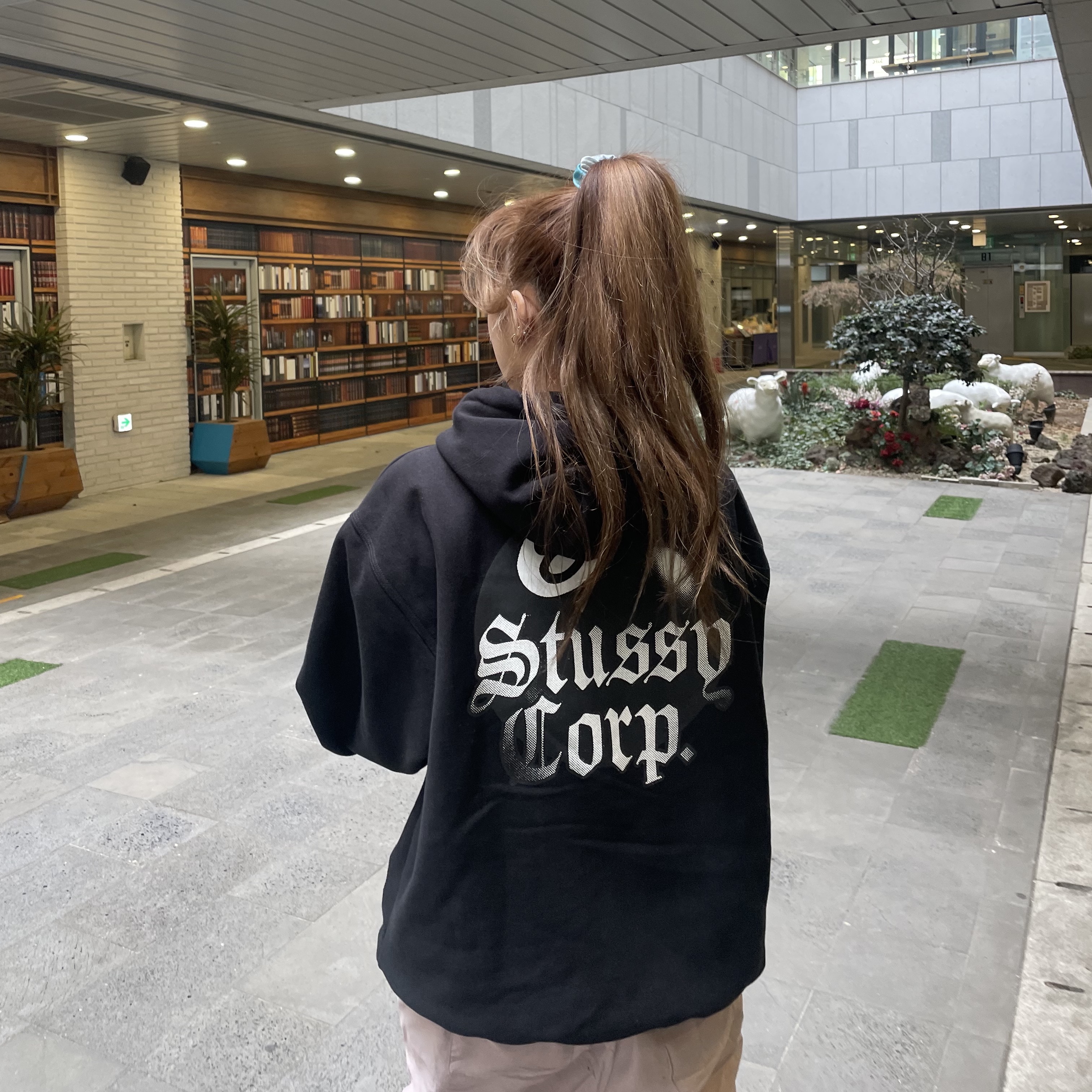 Stussy 8 Ball Corp Hoodie Black 착용 스타일