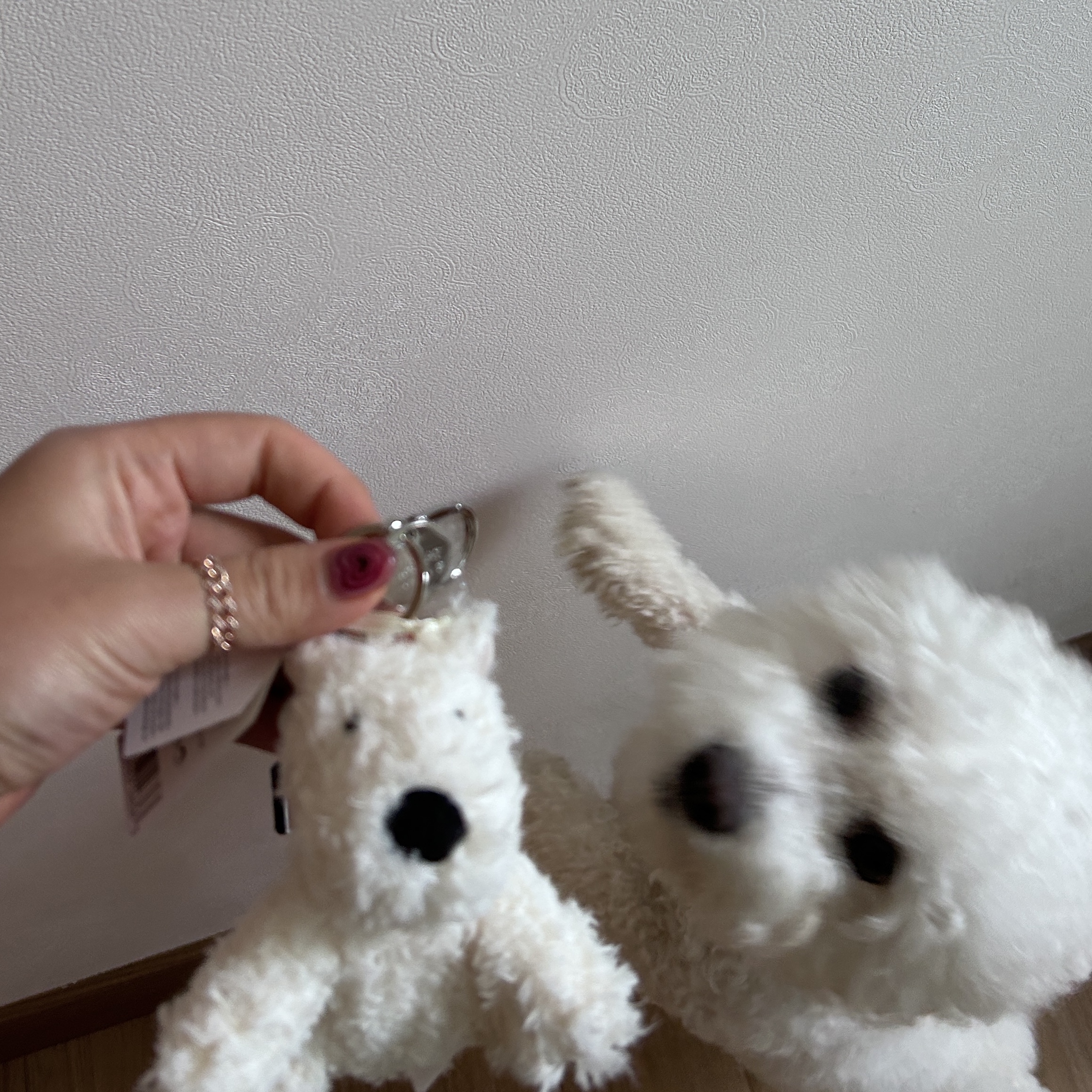 Jellycat Munro Scottie Dog Bag Charm Cream 착용 스타일 - 1