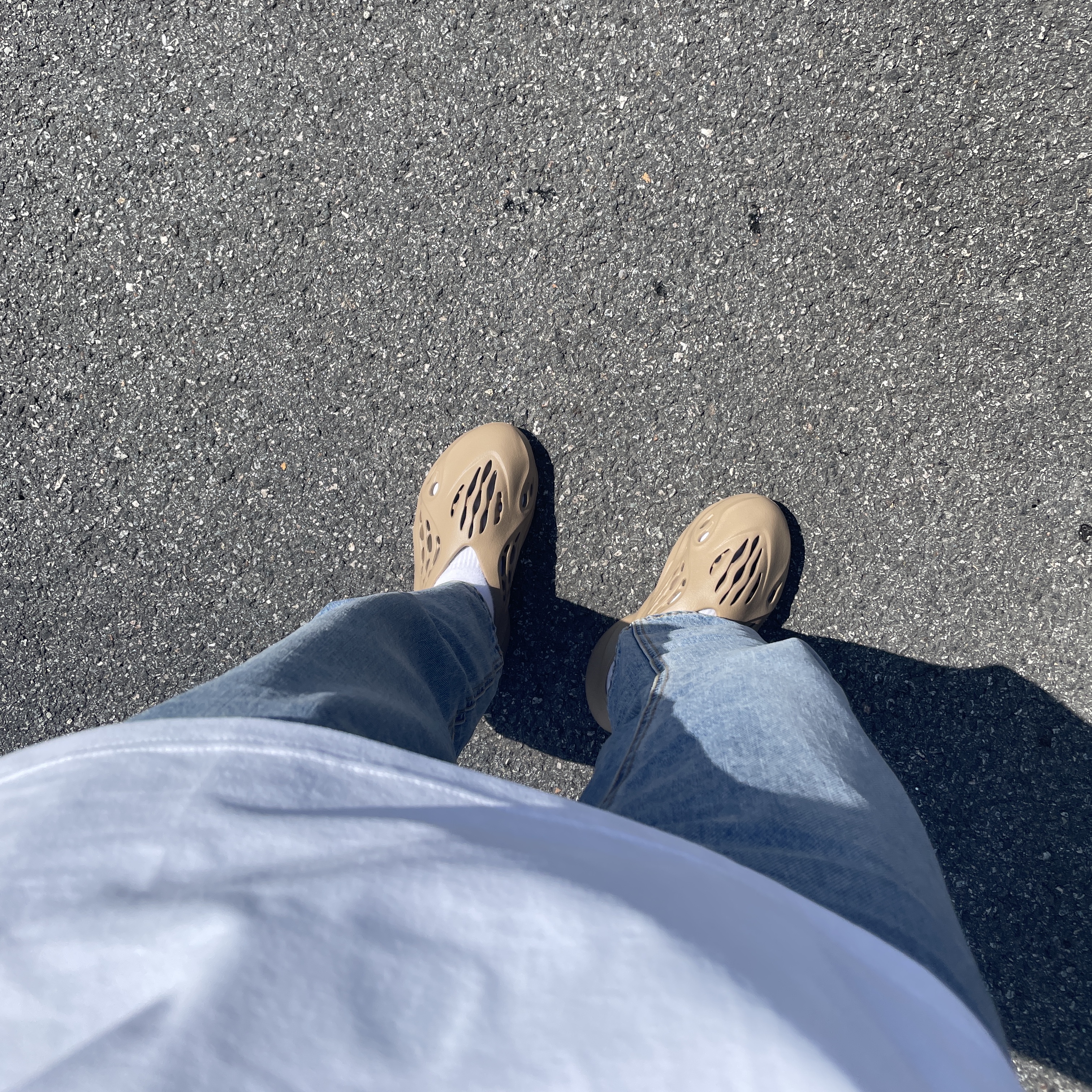 Adidas Yeezy Foam RNNR Clay Taupe 착용 스타일