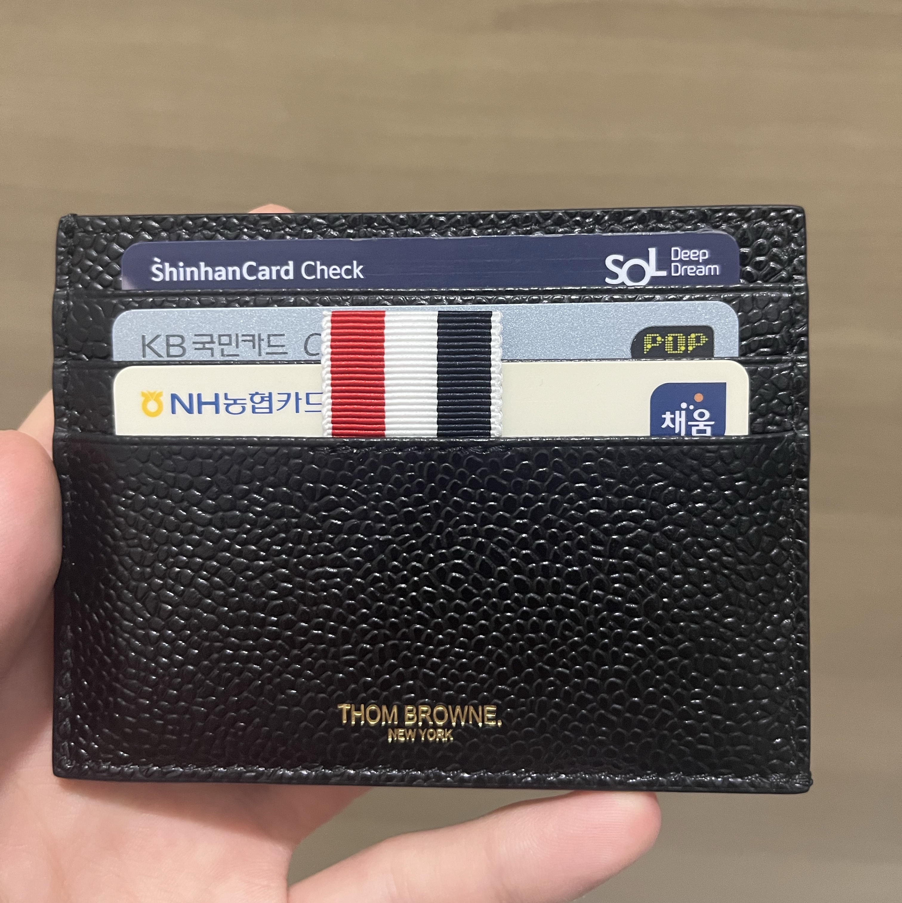 Thom Browne Pebble Grain Leather Stripe Note Compartment Card Holder Black 착용 스타일 - 1