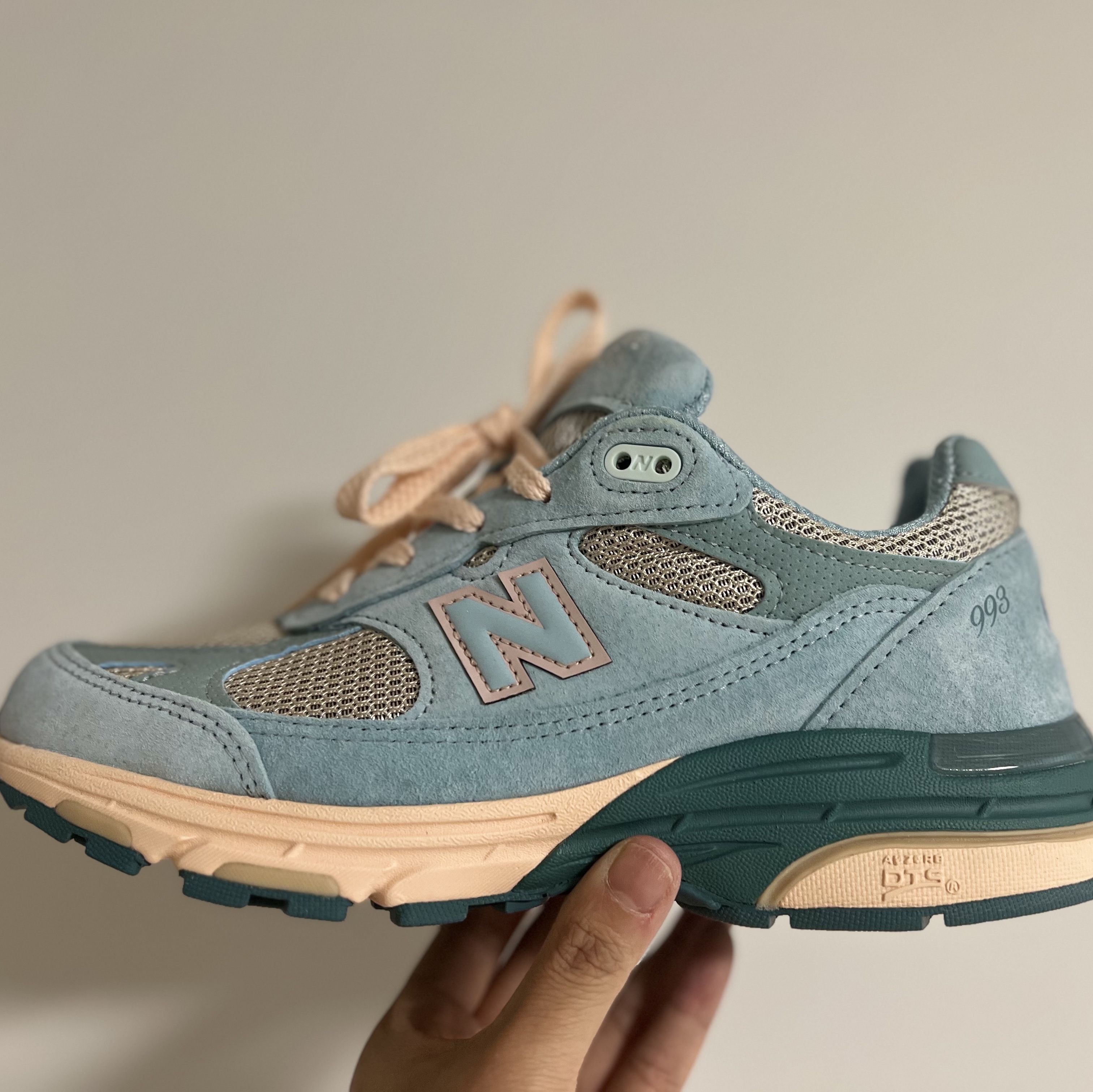 (W) New Balance x Joe Freshgoods 993 Made in USA Arctic Blue 착용 스타일 - 3