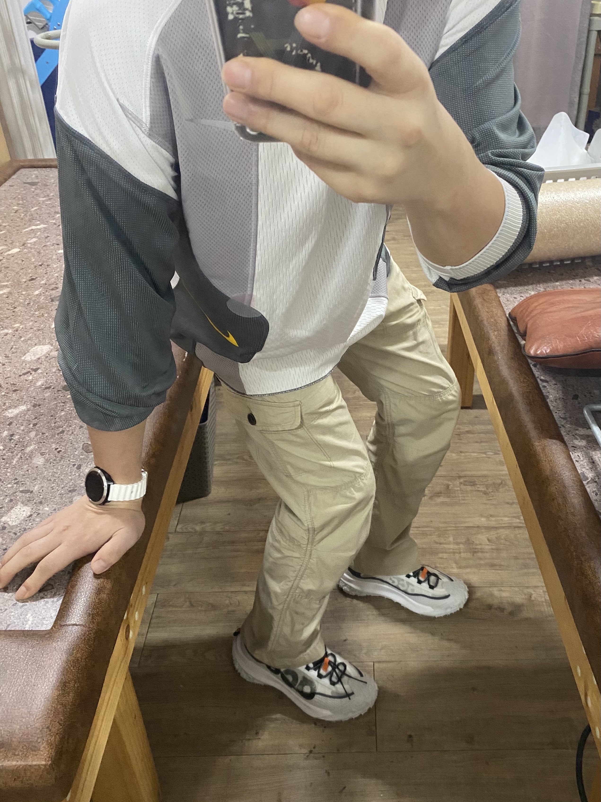 Nike ACG Mountain Fly 2 Low Summit White and Bright Mandarin, Nike NRG ISPA Dri-Fit LS Top Dark Grey 착용 스타일 - 2