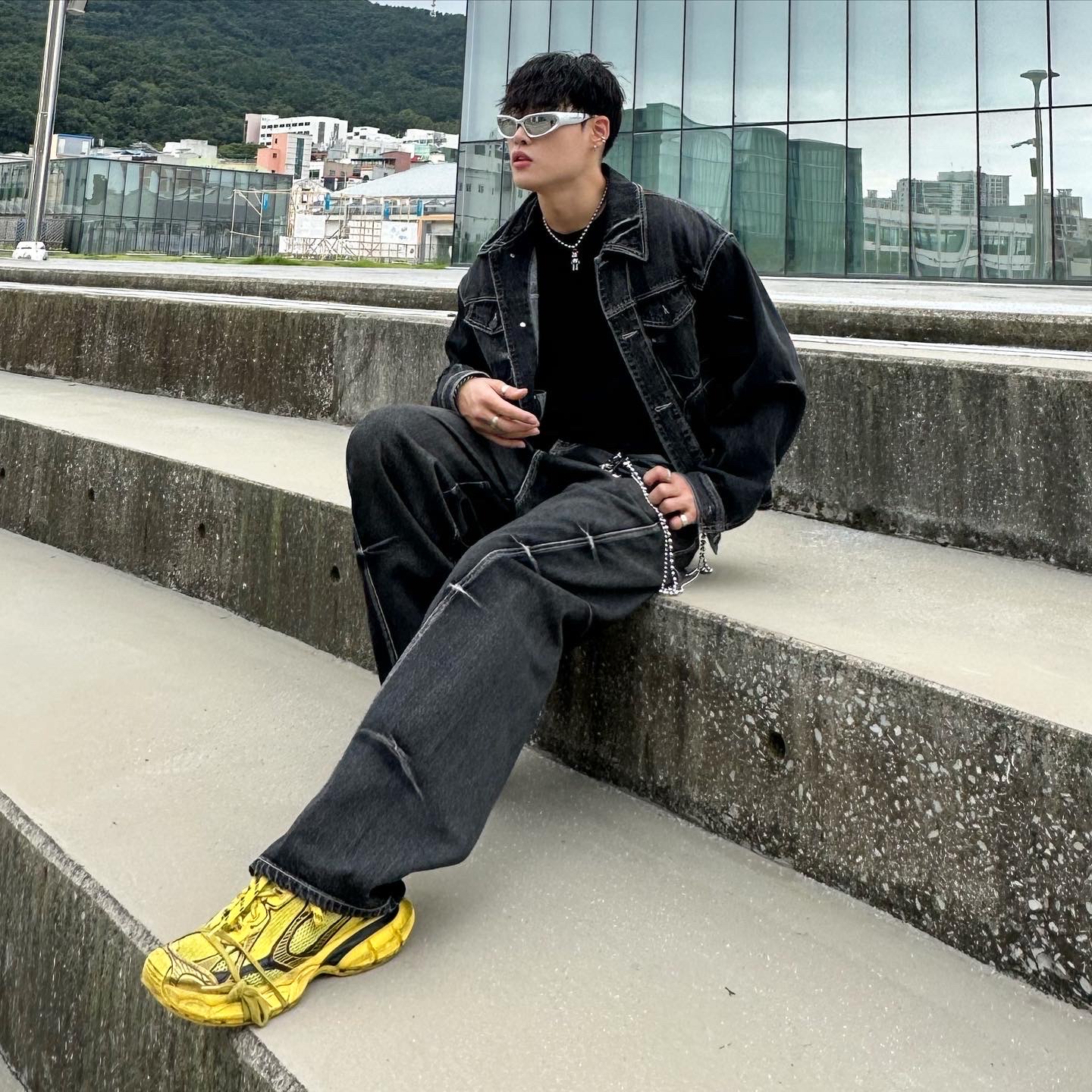 Balenciaga 3XL Sneakers Yellow Black, Balenciaga Swift Oval Sunglasses Silver 착용 스타일 - 2